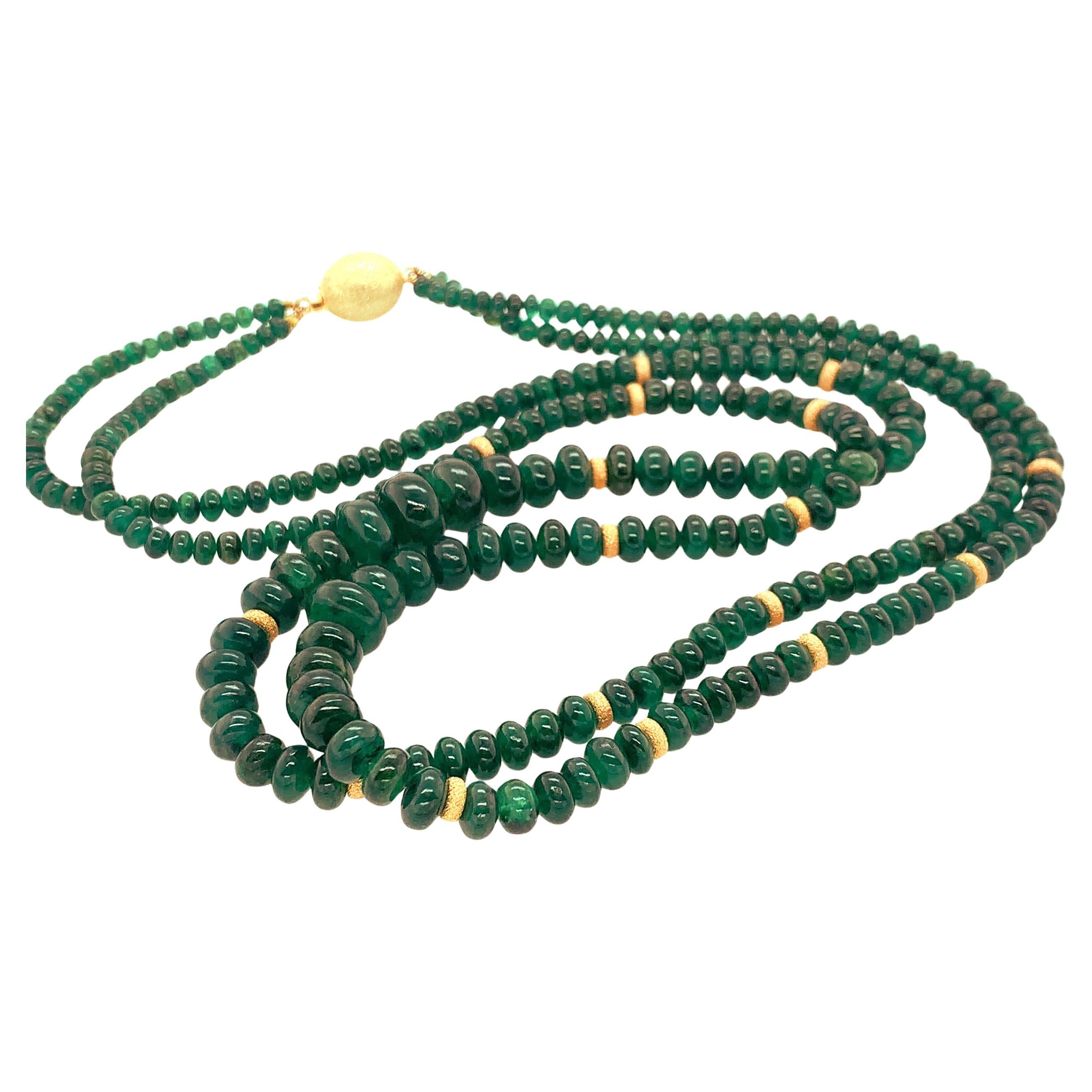 Collier à plusieurs rangs de perles d'émeraudes avec accents en or jaune, 200 carats au total
