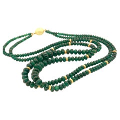 Collana a più fili di smeraldi con accenti in oro giallo, 200 carati in totale