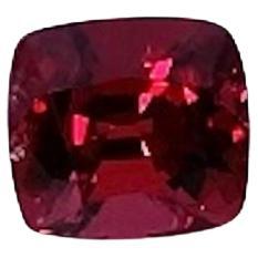 Esta espinela de color rojo intenso y talla cojín mide 9,27 x 8,53 x 7,13 milímetros y pesa 4,60 quilates. Tiene el clásico color rojo de la espinela y quedaría impresionante engarzada como anillo de 3 piedras o de compromiso. La forma también se