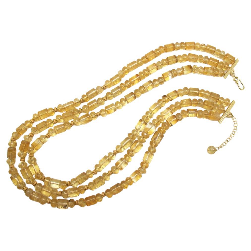 Ce collier est tellement joli et inhabituel - et la couleur neutre va avec tout ! Il se compose de 3 rangs de perles de citrine dorée très transparentes, de tailles et de formes variées, enfilées à la main avec des entretoises en or jaune 14k et 18k