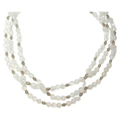 Collar de cuentas de 3 vueltas de piedra lunar y labradorita con detalles de oro amarillo de 18k