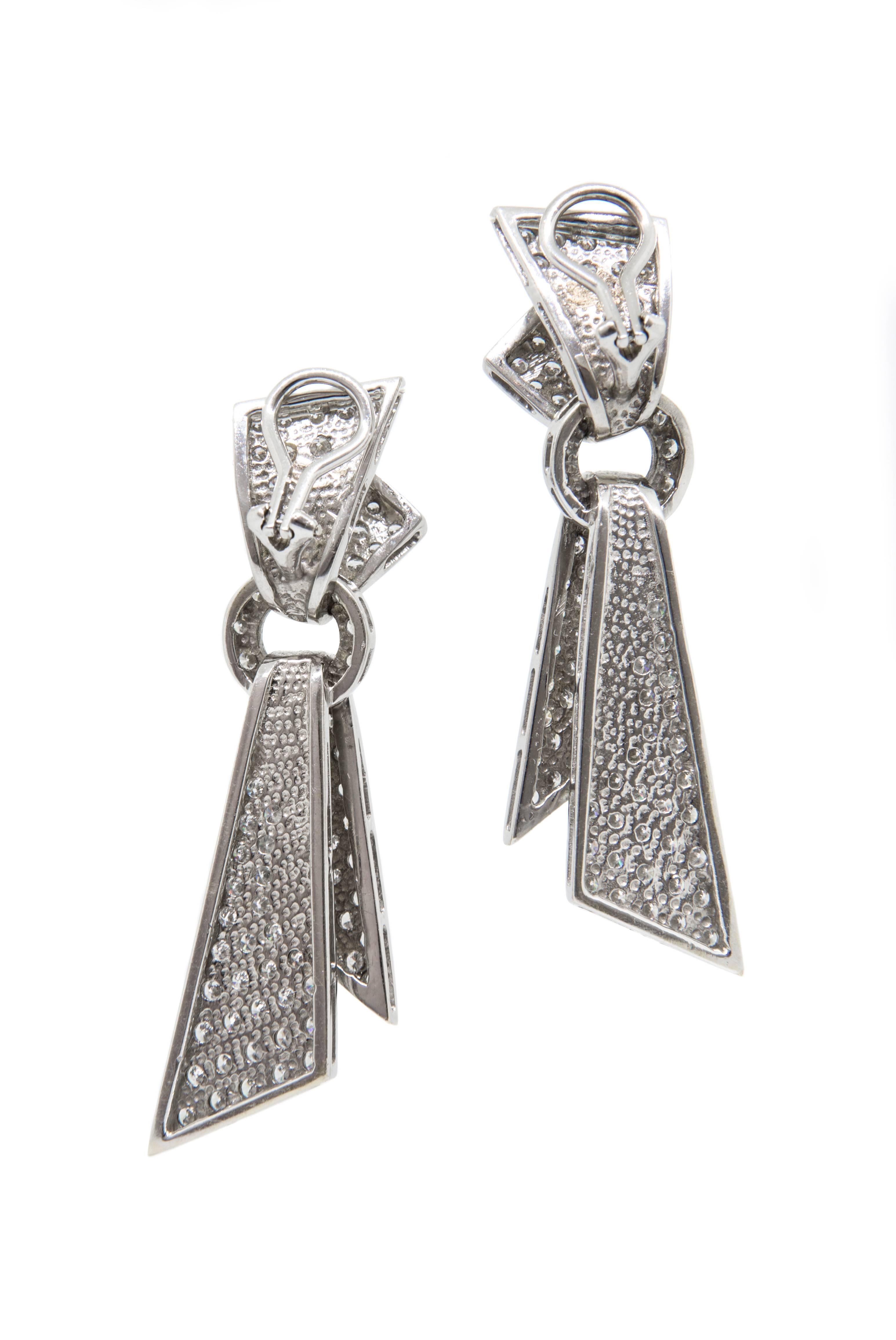 Art Deco diamond drop earrings set in 18K white gold. Clip fittings. In the original box. Circa 1930s

	•	168 brilliant cut diamonds of approx. 5.04cts in total
	•	Drop length: 55 mm, width: 17 mm
	•	Overall weight 25.5 grams


