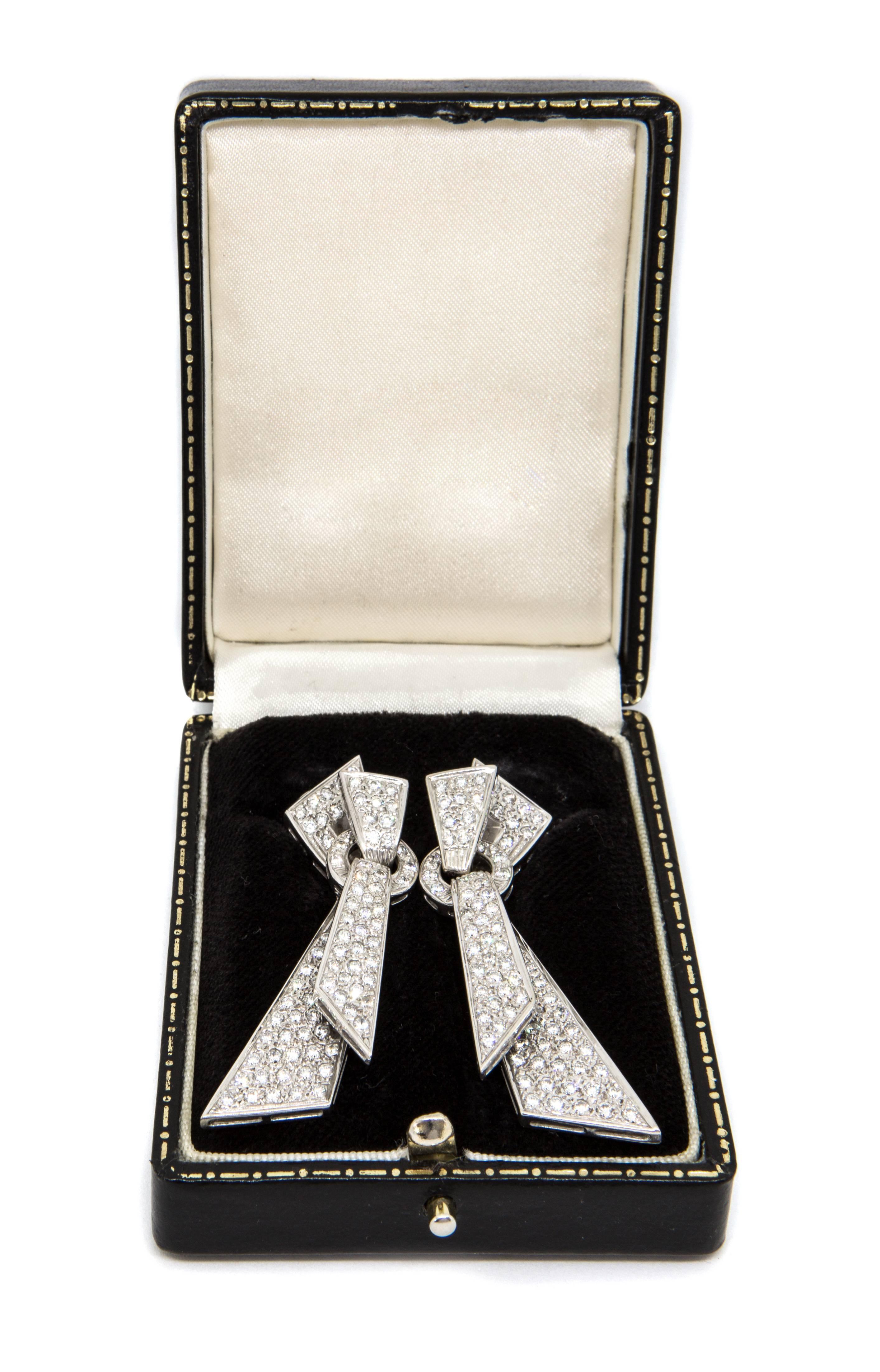 Pair of Art Deco Diamond Drop Earrings Set in 18 Karat Gold, 5.04 Carat Total In Excellent Condition For Sale In London, GB