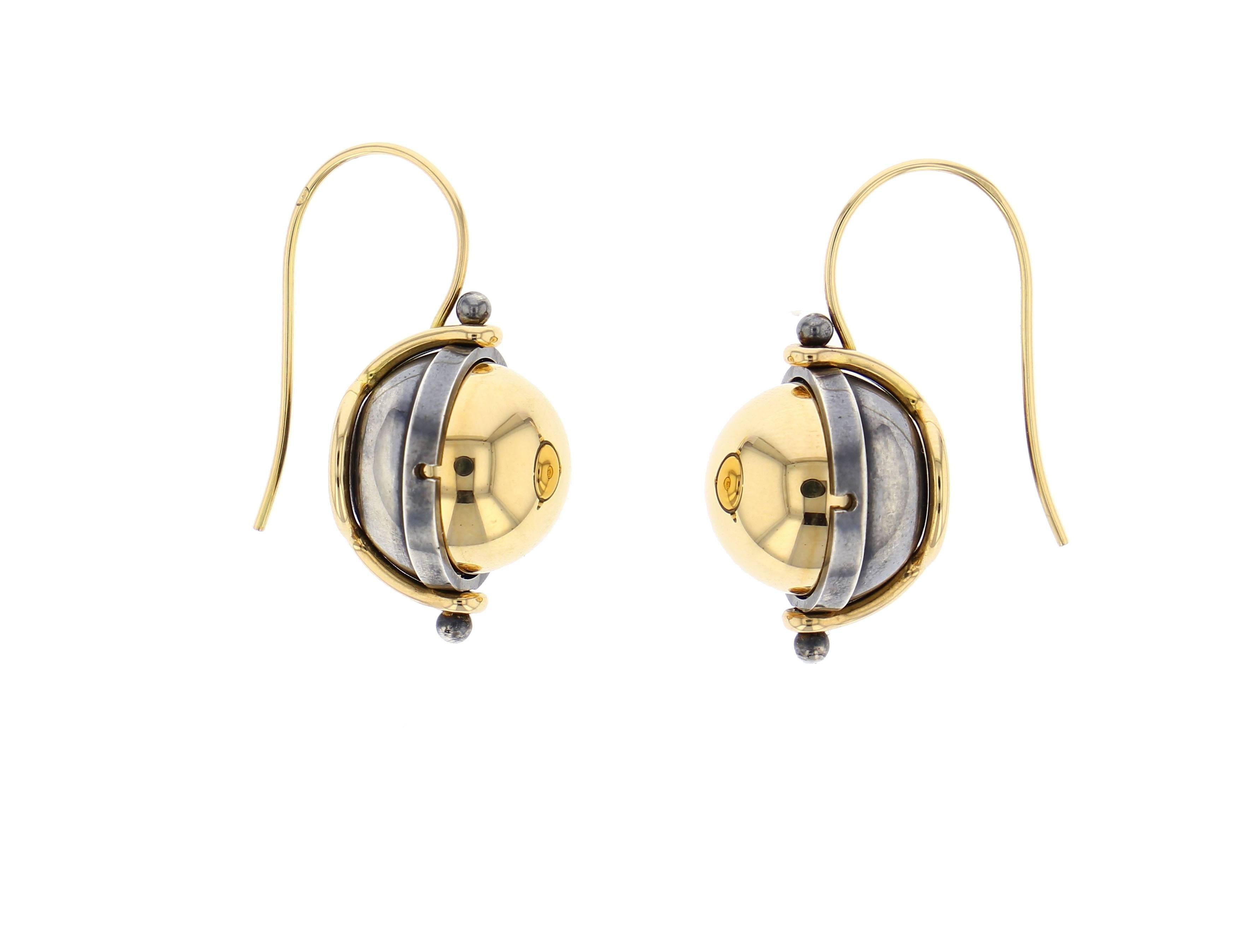 Earrings Sphere : "Fish Hooks earrings"
Gold Silver Onyx Diamonds

Yellow gold sphere rotating on a distressed silver structure and opening on a onyx globe itself surrounded by a white gold satellite with its diamond.

Demi-sphère d'or