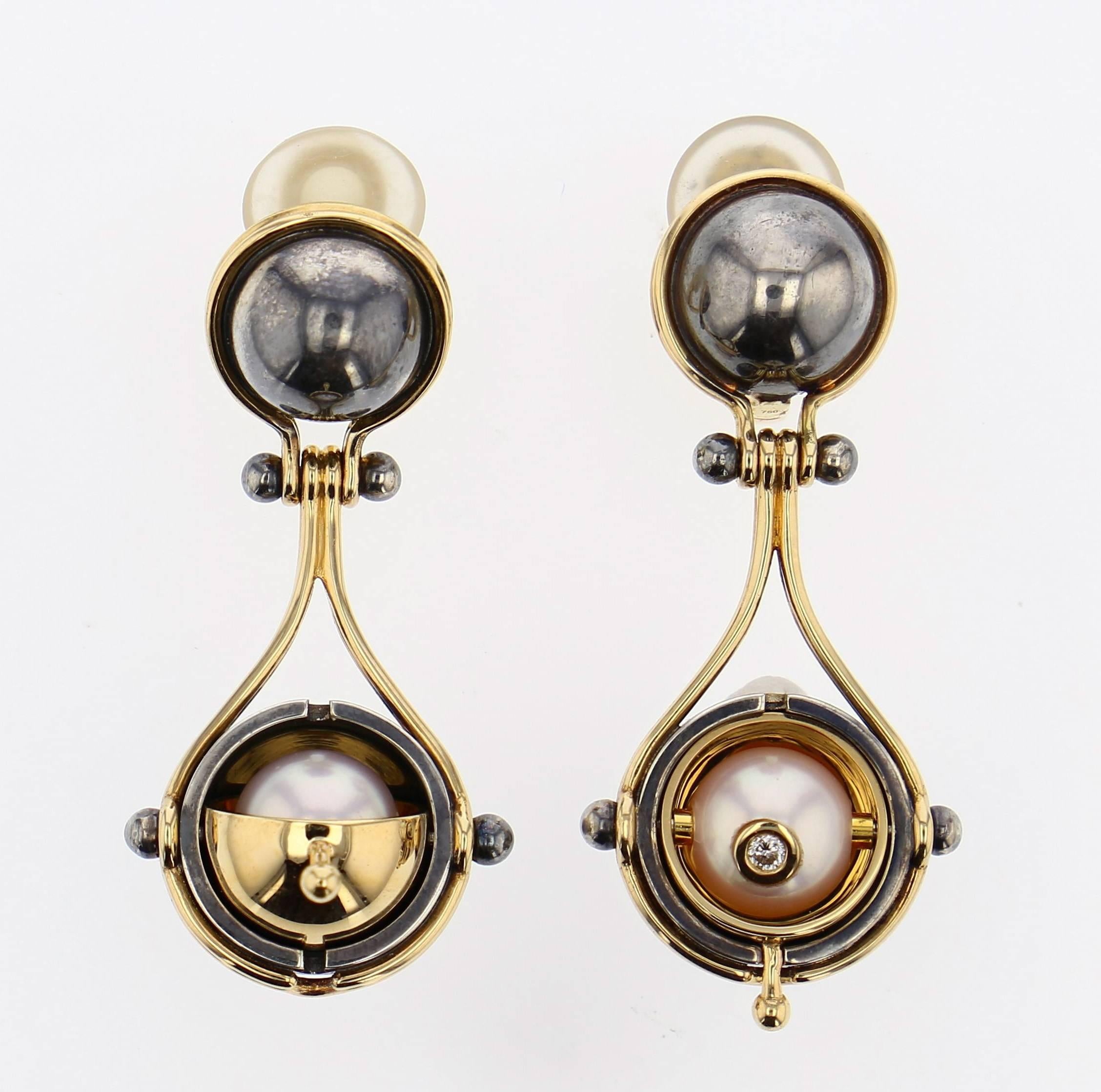 Earrings Pluton Yellow Gold Akoya Pearl Diamonds

Dangly clip-on earrings comprising two yellow gold threads around a patinated silver globe level with the ear. This supports a patinated silver mobile structure, on which a rotating yellow gold