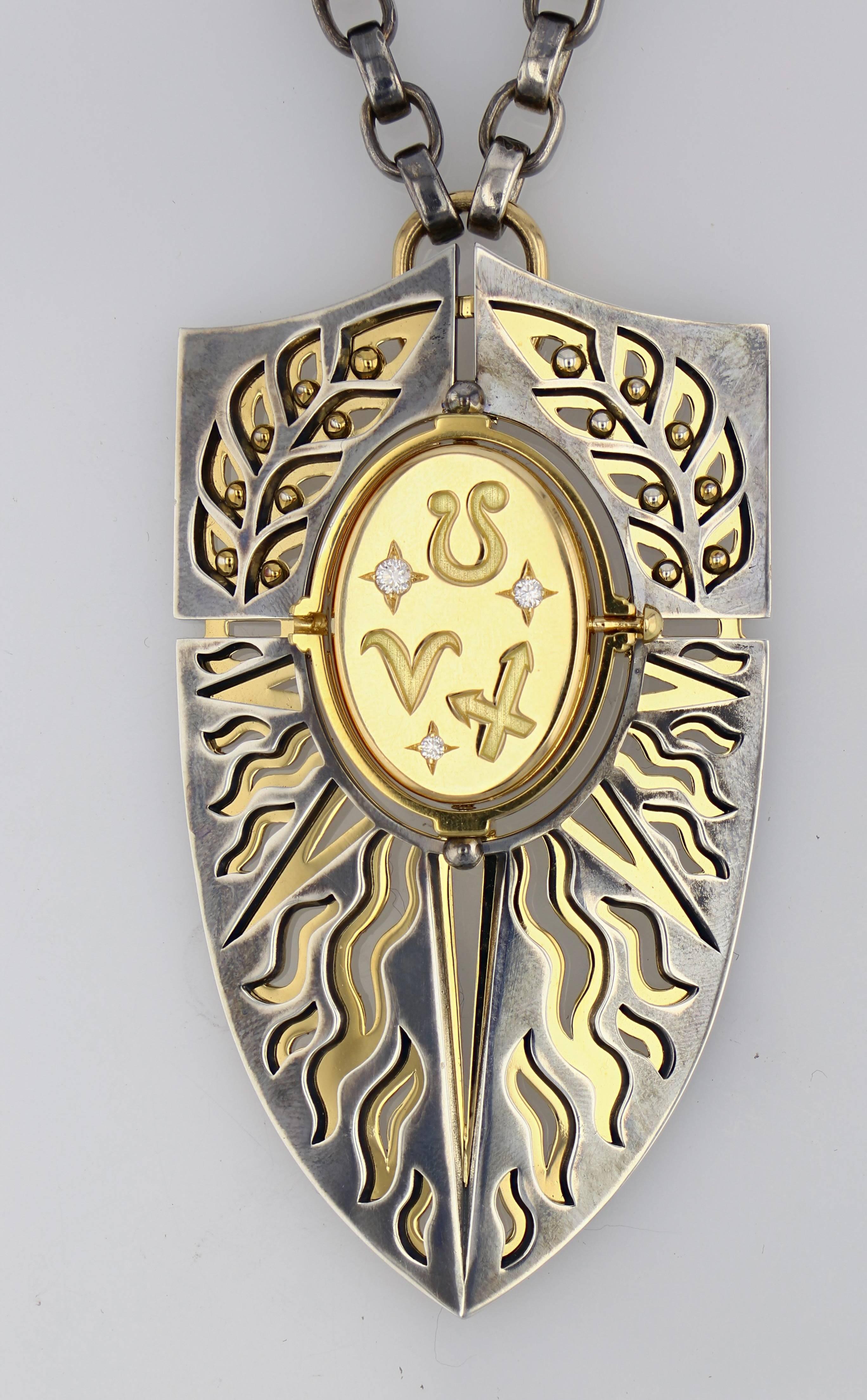 Shield Pendant FEU

Necklace of arms necklace mounted on a patinated silver chain, with a silver and yellow gold clasp engraved with tarot colors. The necklace is pierced, revealing plates with embossed motifs depicting the seasons. The pivoting