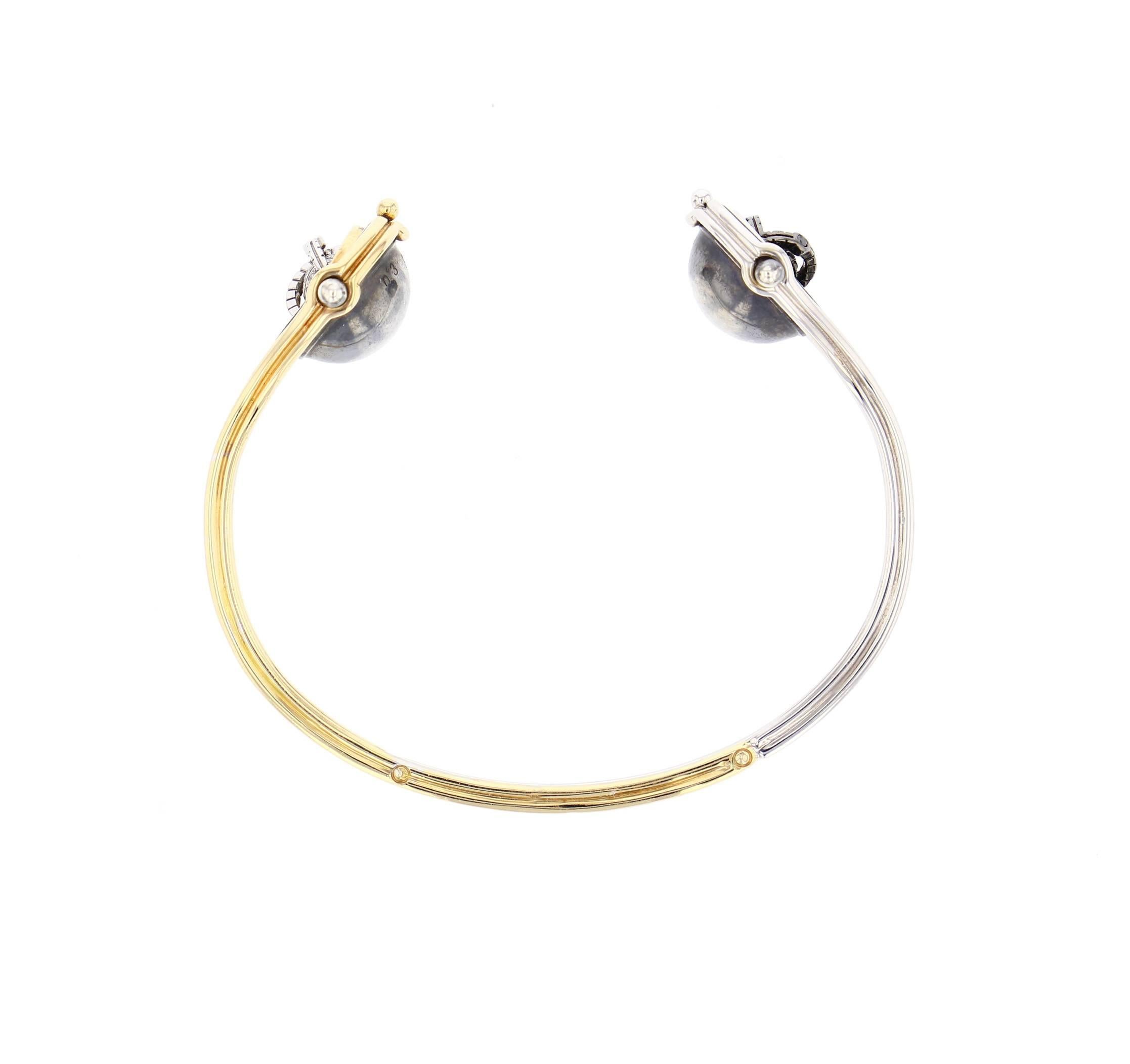 Toi et moi Bangle made of four bands of gold. On the "day" side, a yellow gold half globe rotating and opening on yellow gold sphere paved with white diamonds. On the "night" side, a white gold half globe rotating and opening on