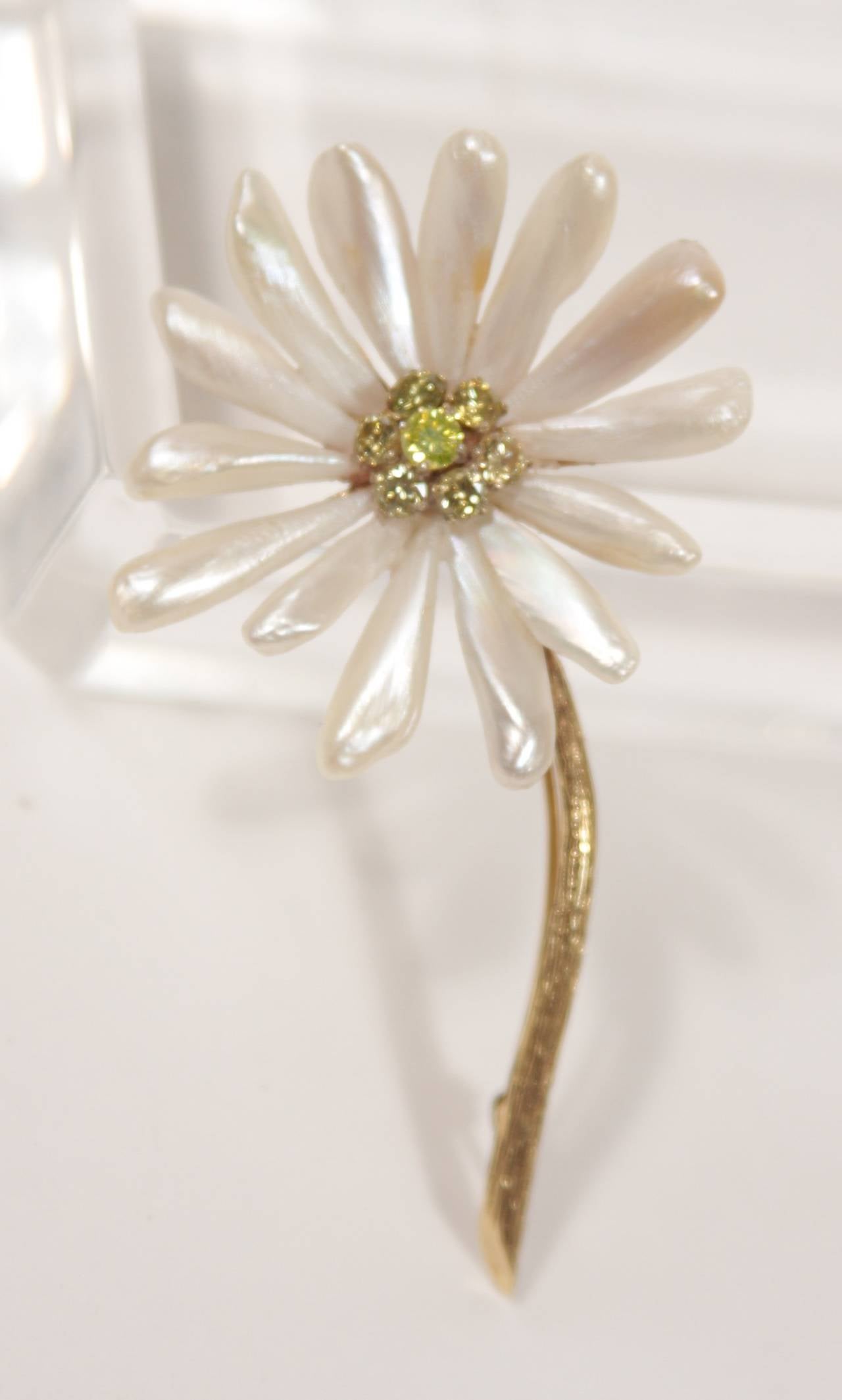 Spilla in oro giallo 14K con perle e diamanti gialli fantasia a forma di petalo di margherita In condizioni ottime in vendita a Los Angeles, CA