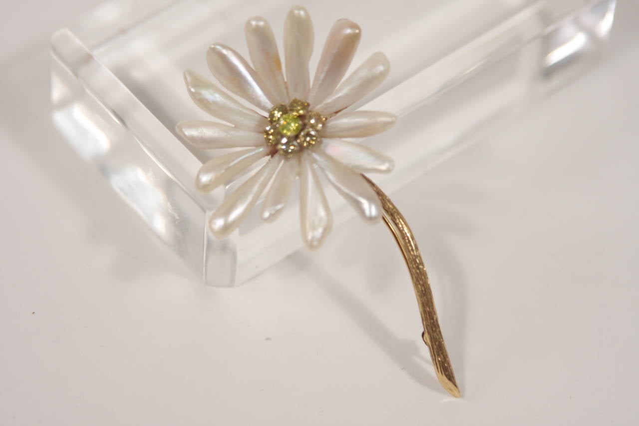 Spilla in oro giallo 14K con perle e diamanti gialli fantasia a forma di petalo di margherita in vendita 1