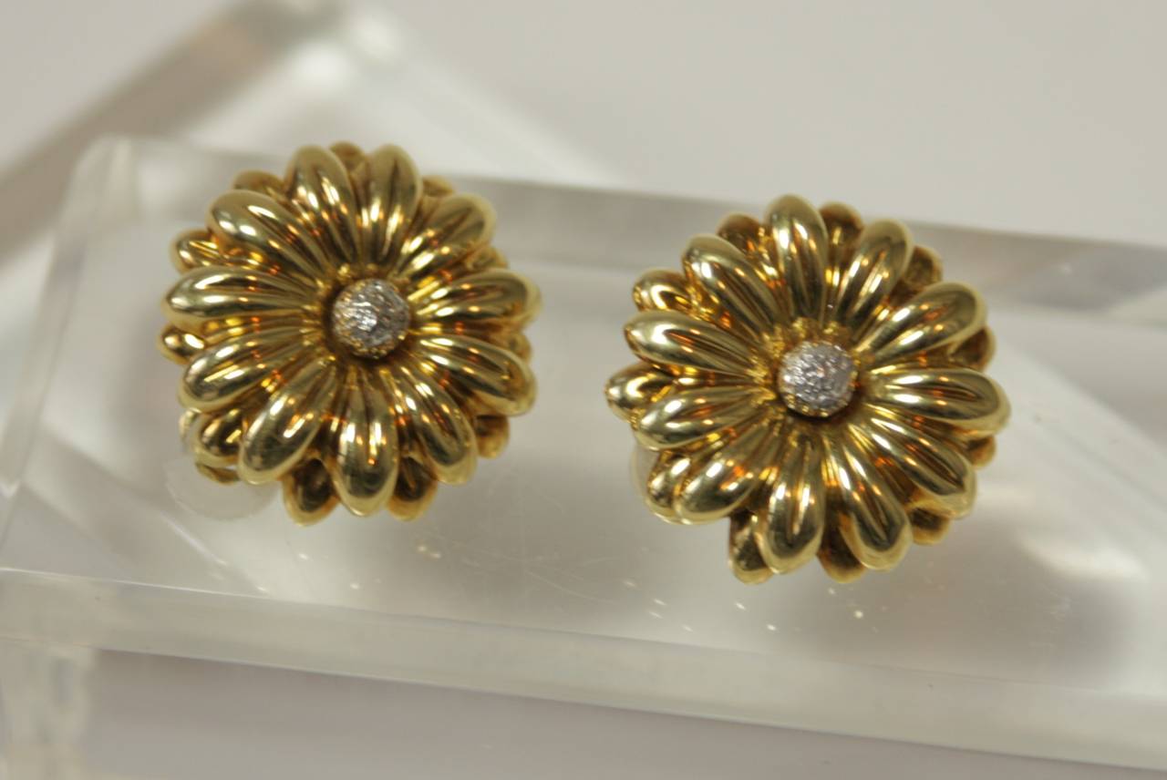 Diamond Gold Sunflower Earrings In Excellent Condition In Los Angeles, CA
