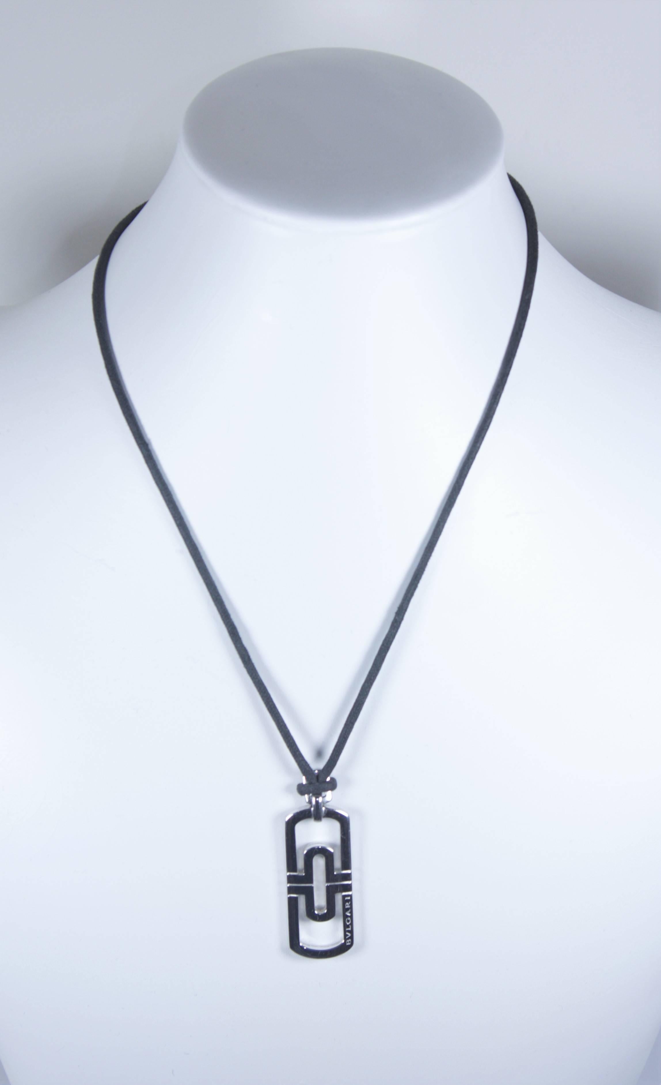 This Bvlgari necklace features a lariat rope style with 14kt white gold. In excellent pre-owned condition.

Specs: 
14KT White Gold 
Length: up to 22