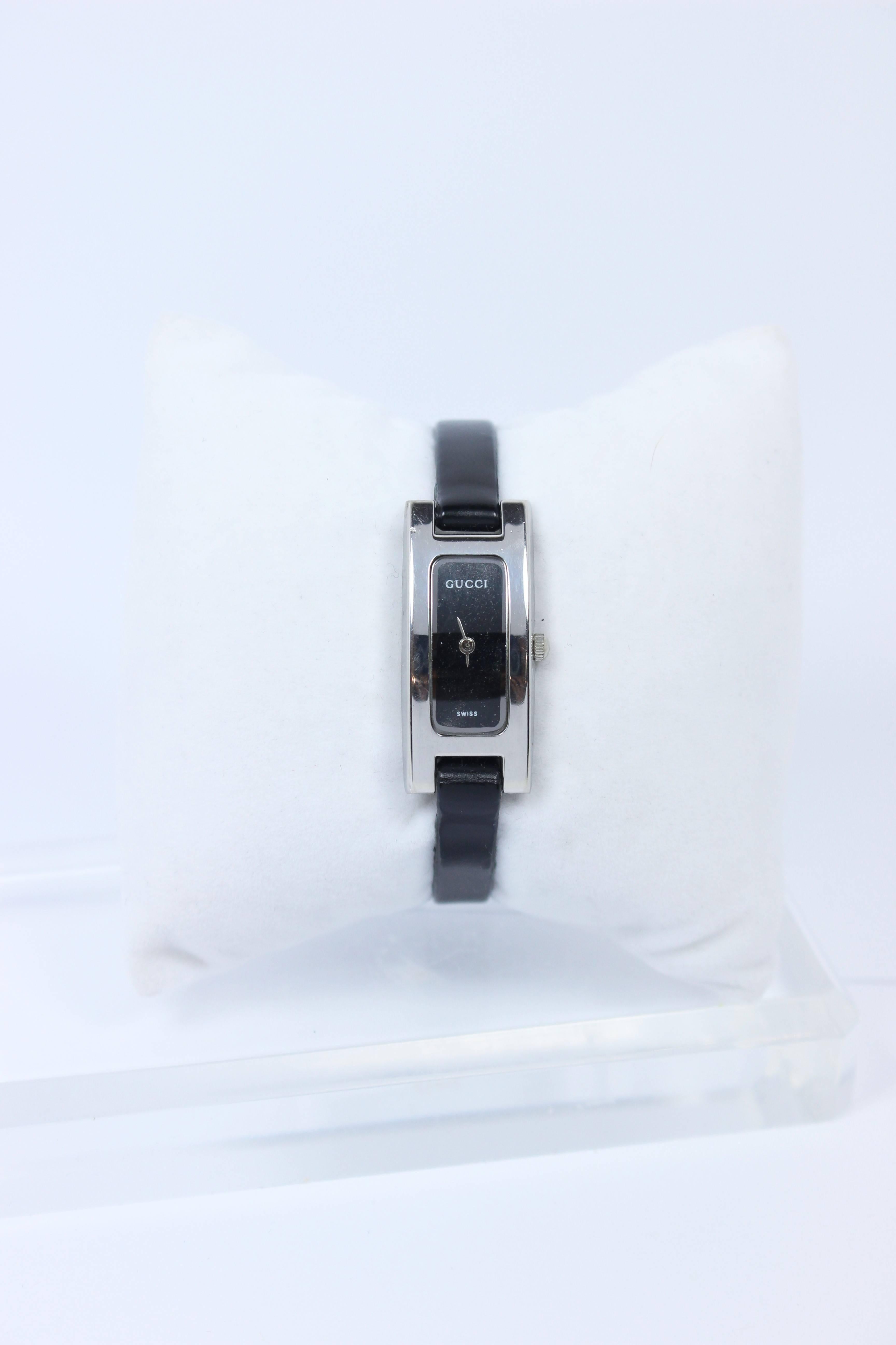 GUCCI Swiss Metal and Black Leather Strap Watch In Excellent Condition In Los Angeles, CA