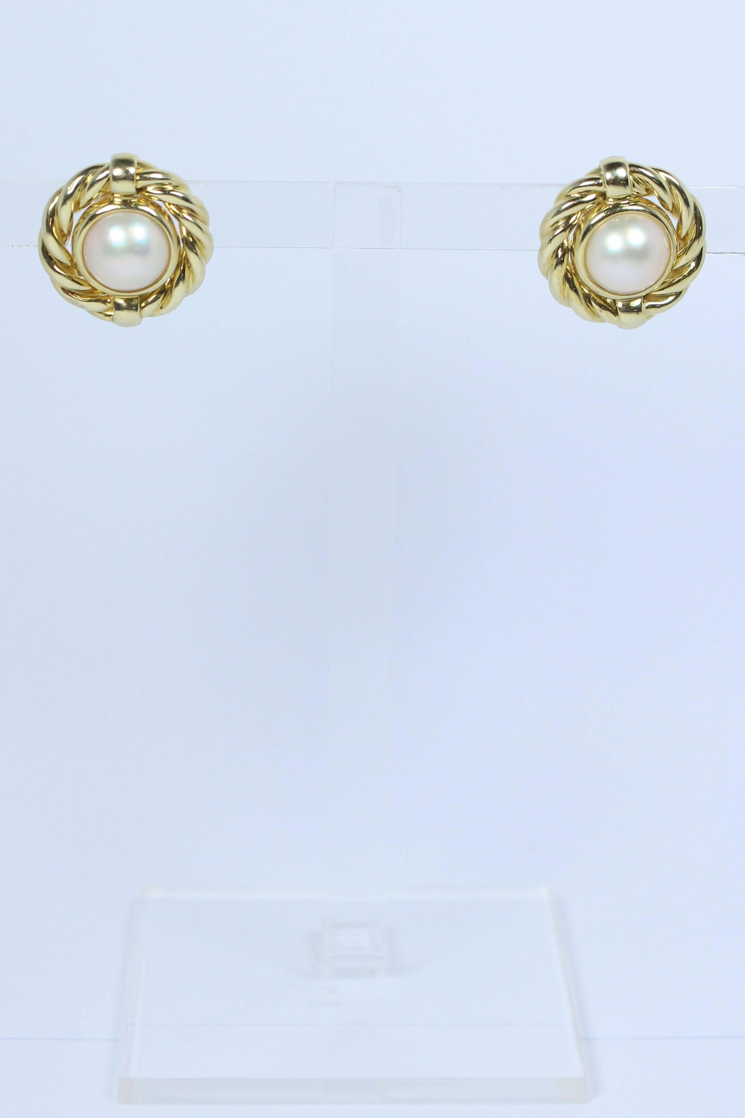 Mabe Pearl Gold Earrings  In Excellent Condition For Sale In Los Angeles, CA