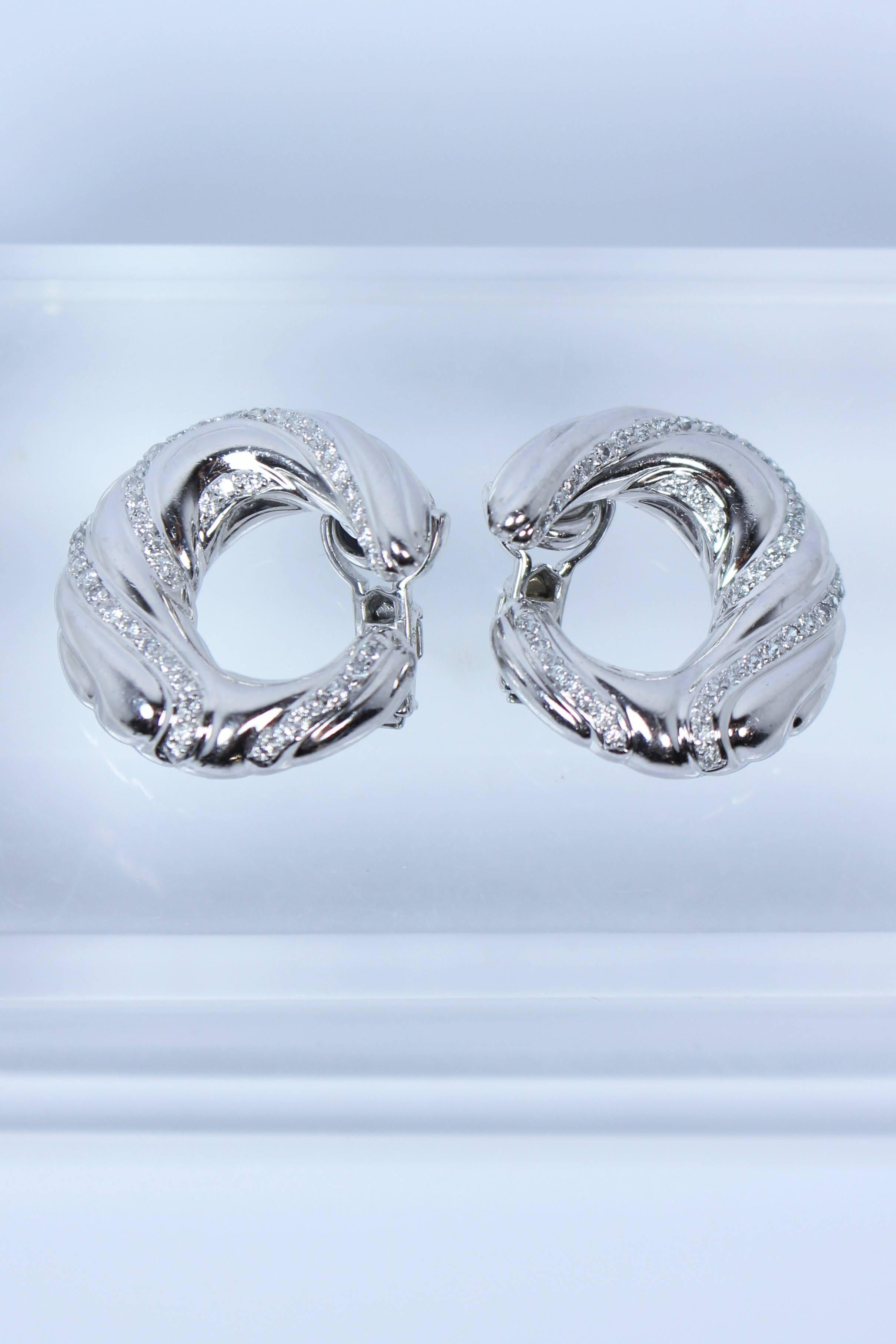 1.30 Carats Diamonds Platinum Crescent Clip Earrings  In Excellent Condition For Sale In Los Angeles, CA