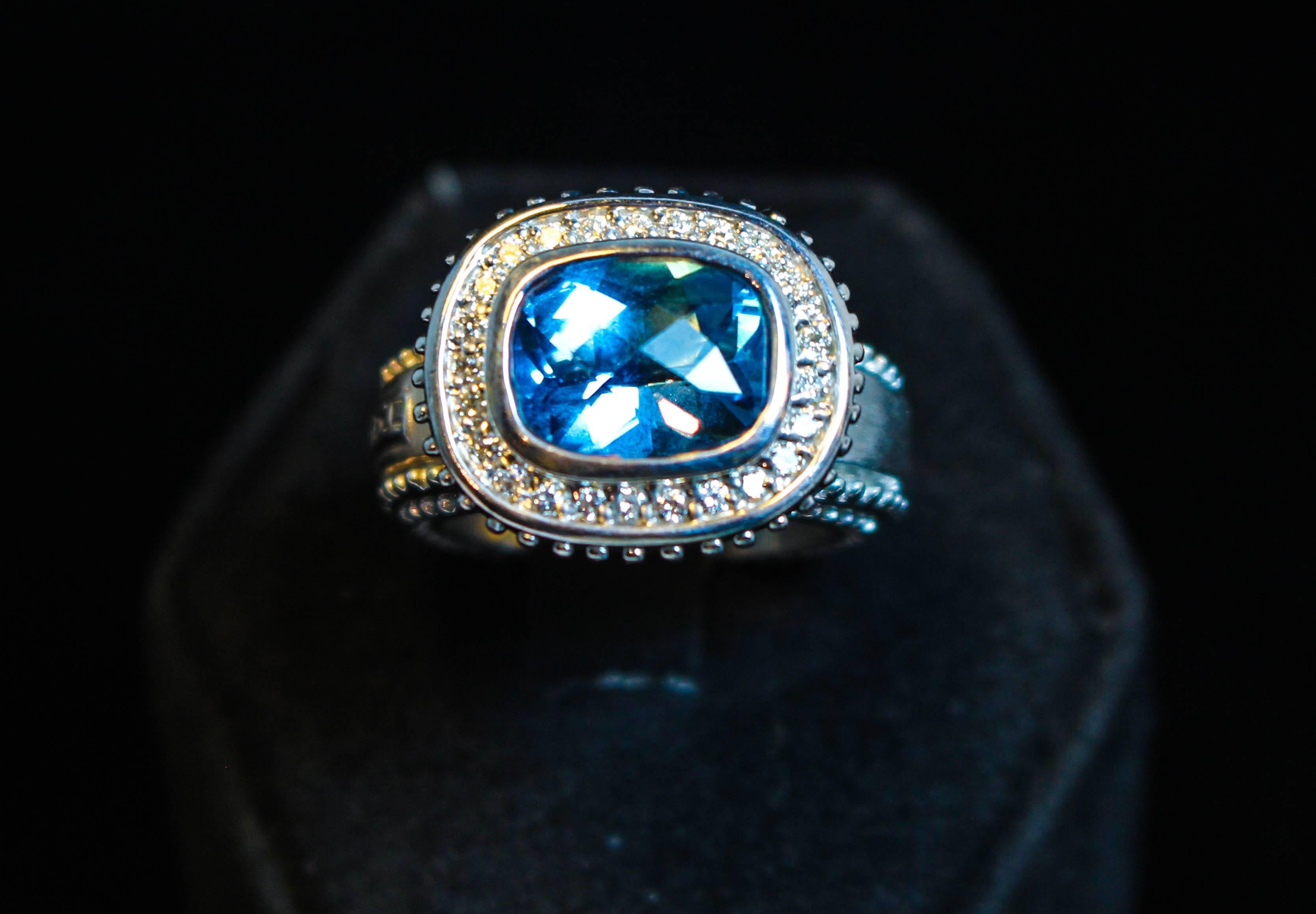  Topaz  White Gold Ring  In Excellent Condition For Sale In Los Angeles, CA