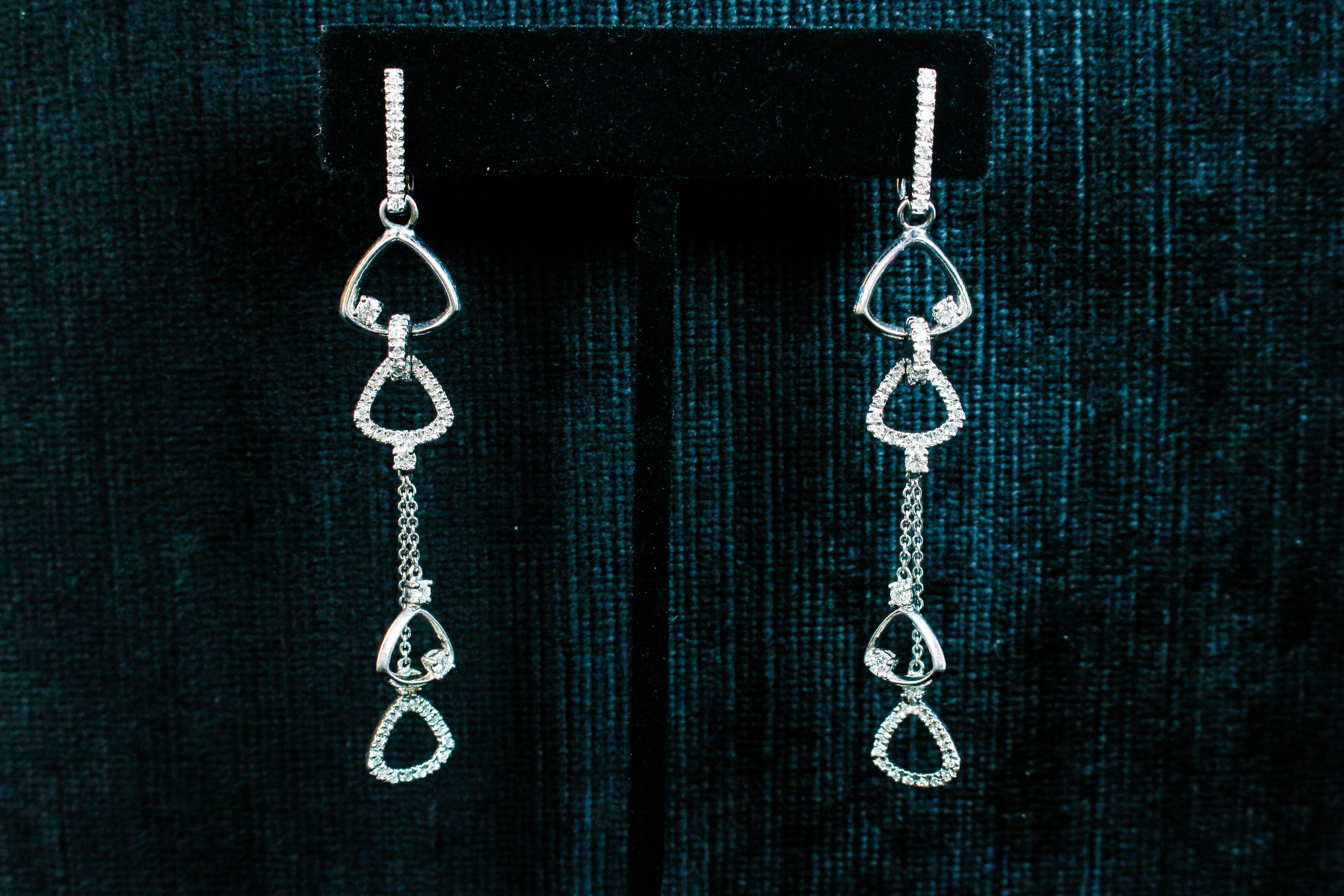 These stunning earrings feature an abstract dangle design with pave diamonds throughout and chain accents. Specs below. In excellent condition.

Please feel free to ask any questions you may have, we are happy to assist. 

Specs:
14KT White