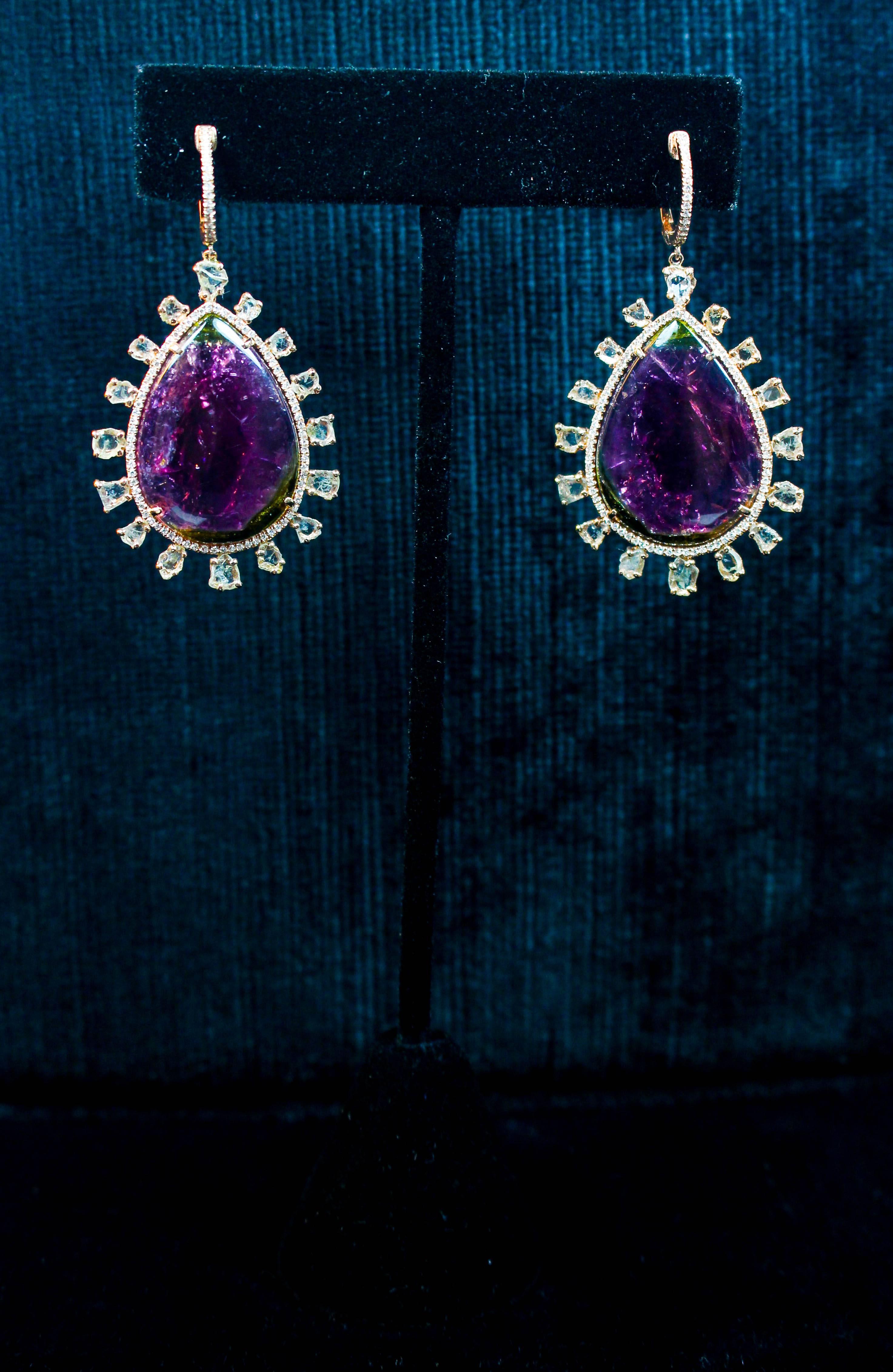 Diese Ohrringe bestehen aus Roségold mit einem großen, in Scheiben geschnittenen violetten Turmalin und einem Diamanten als Akzent. Ein absolut beeindruckendes Design. Spezifikationen unten. In ausgezeichnetem Zustand.

Bitte zögern Sie nicht, uns