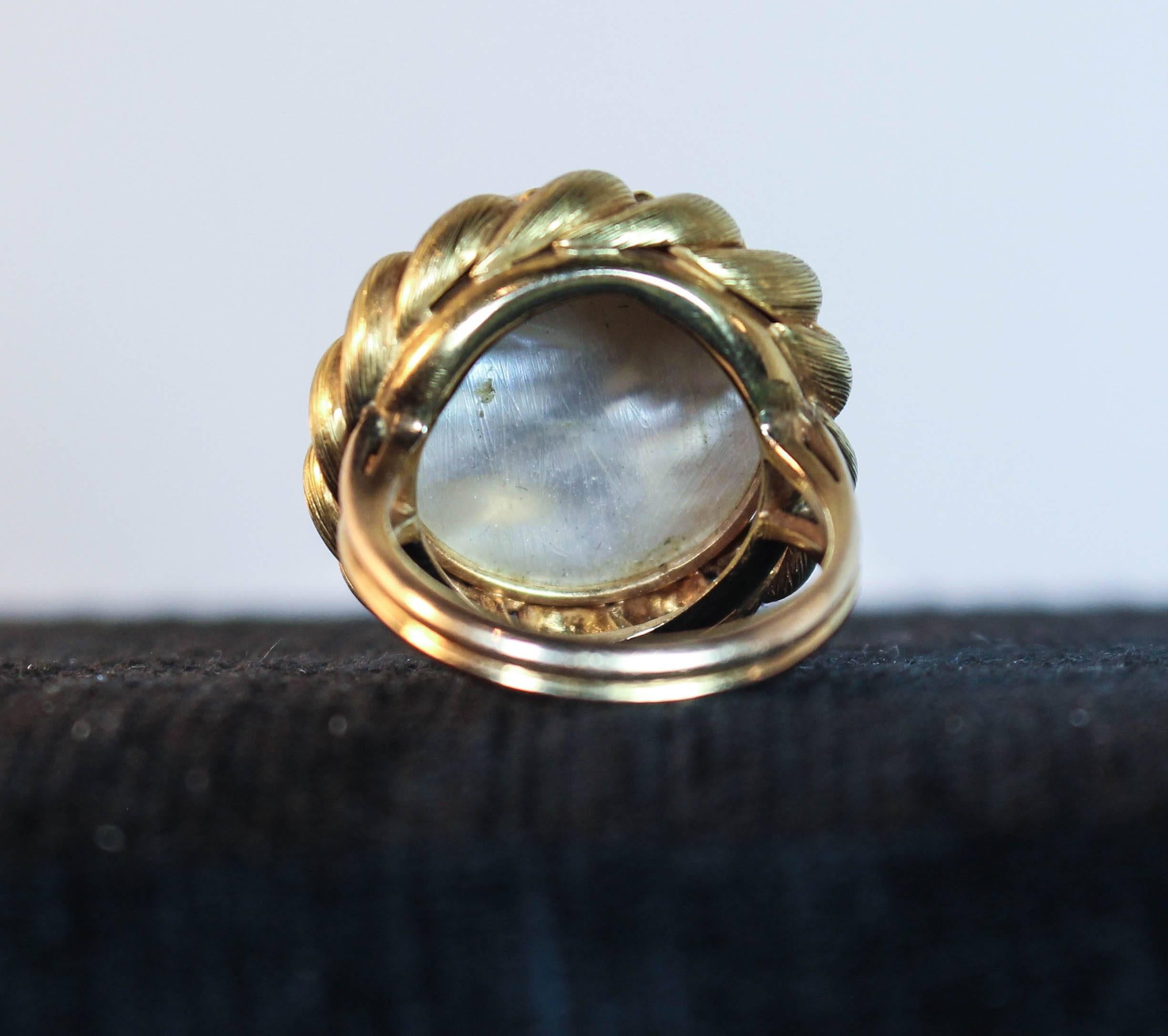 1970s Italian Mabe Pearl and Textured Yellow Gold Ring 3