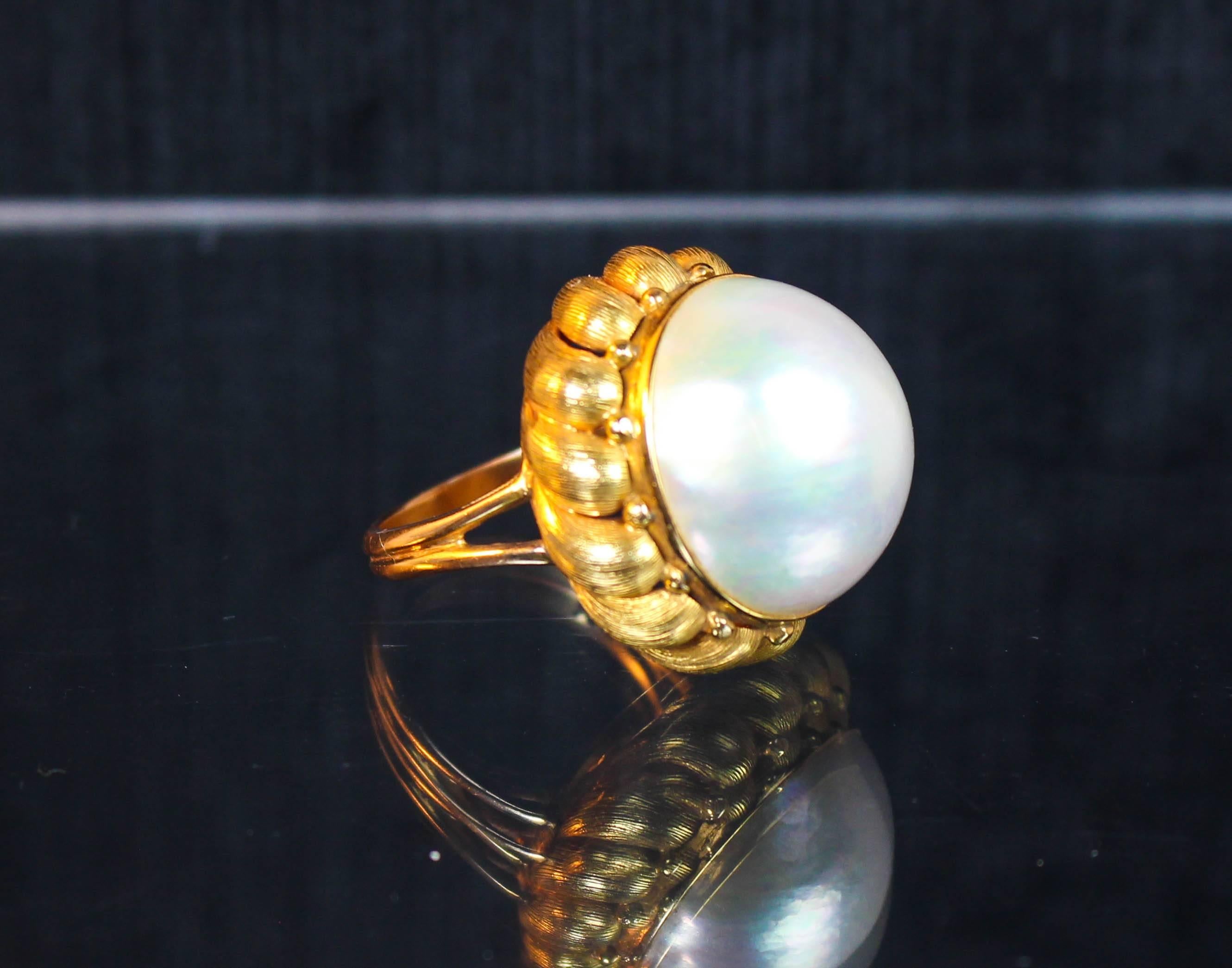 1970s Italian Mabe Pearl and Textured Yellow Gold Ring In Excellent Condition In Los Angeles, CA
