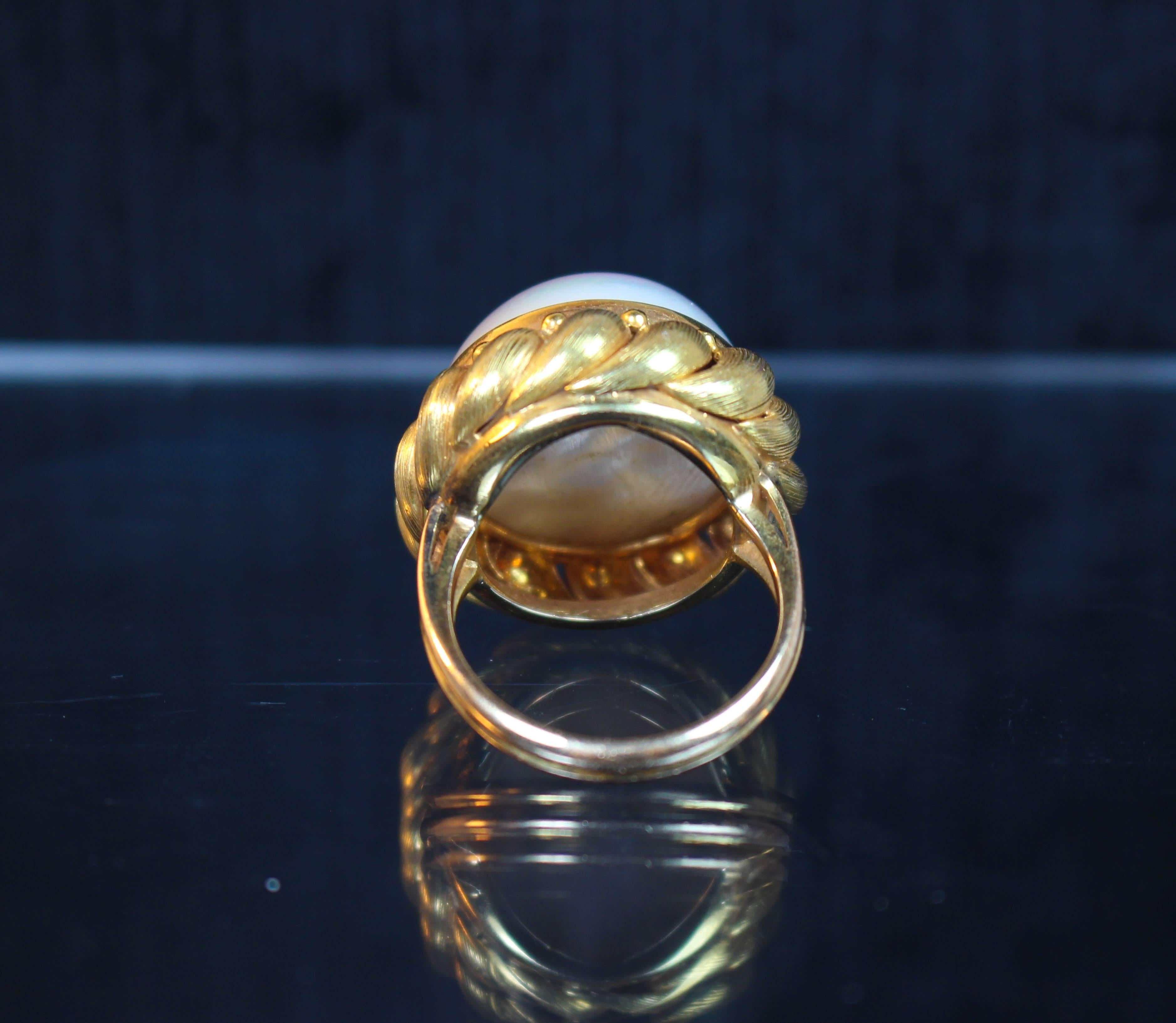 1970s Italian Mabe Pearl and Textured Yellow Gold Ring 2