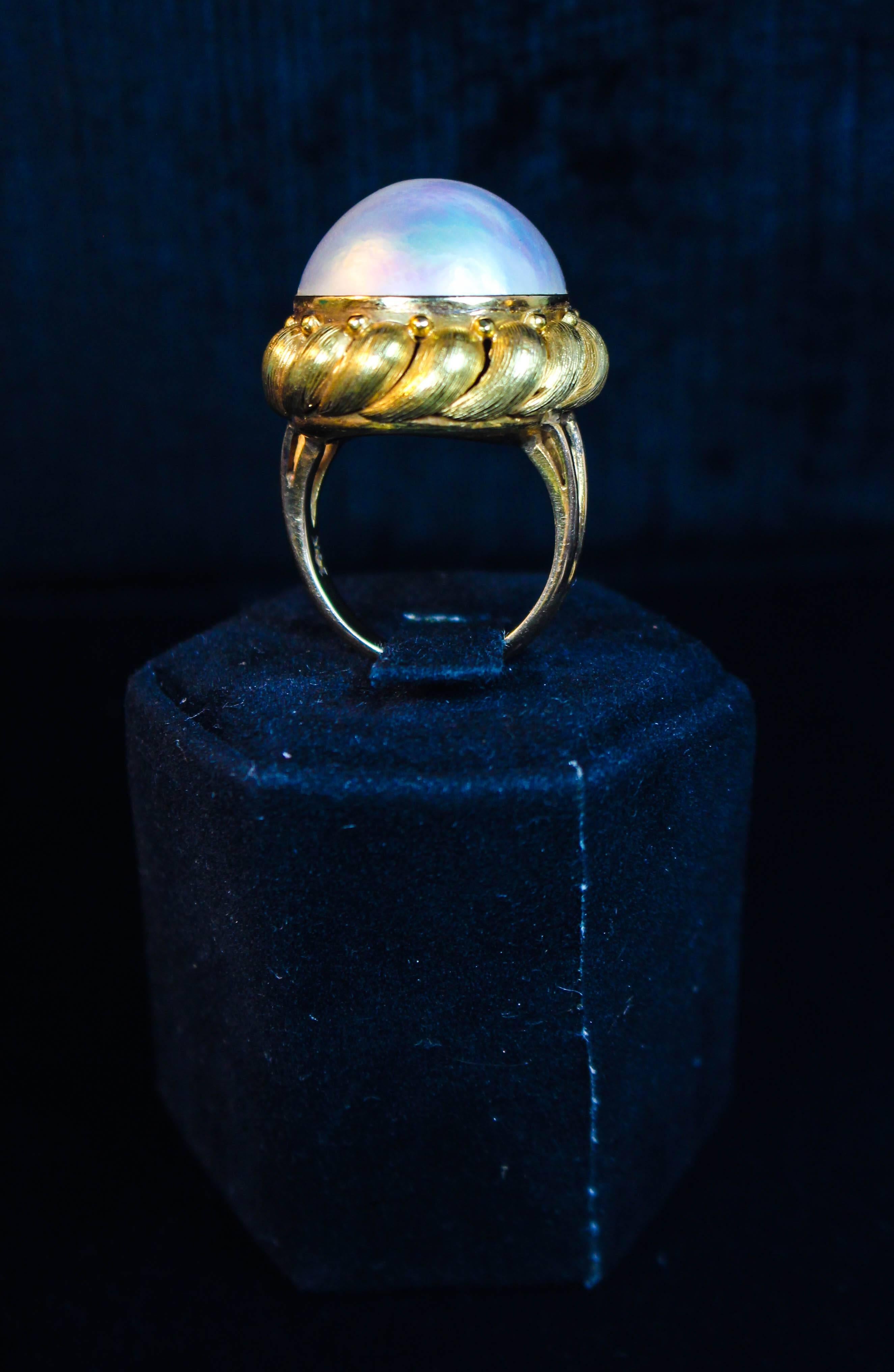 1970s Italian Mabe Pearl and Textured Yellow Gold Ring 1