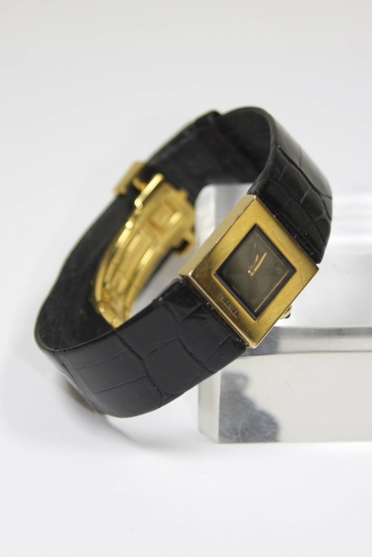Chanel Lady's 18KT Yellow Gold Alligator Band Wristwatch Circa 1993 In Excellent Condition In Los Angeles, CA