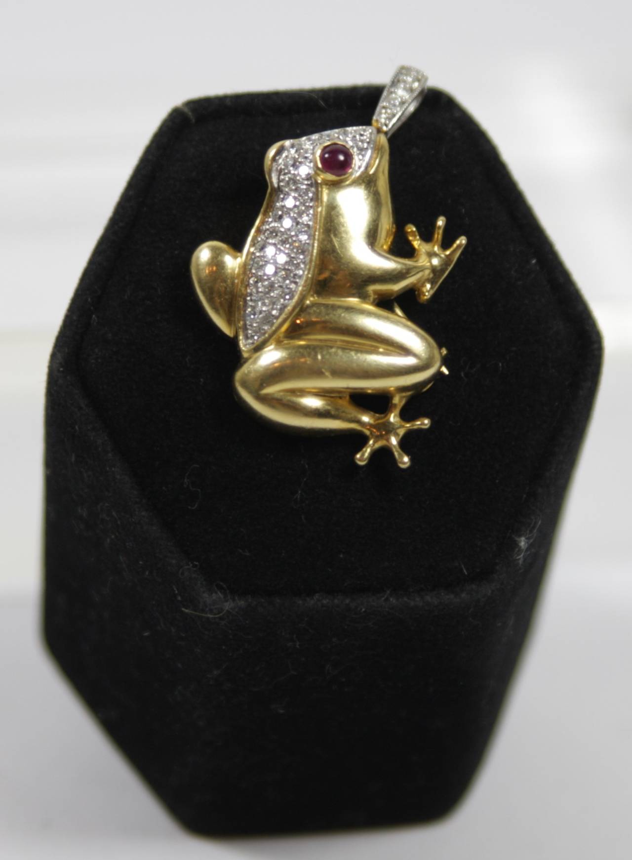 Cabochon Ruby Diamond Gold Frog Pendant In Excellent Condition In Los Angeles, CA