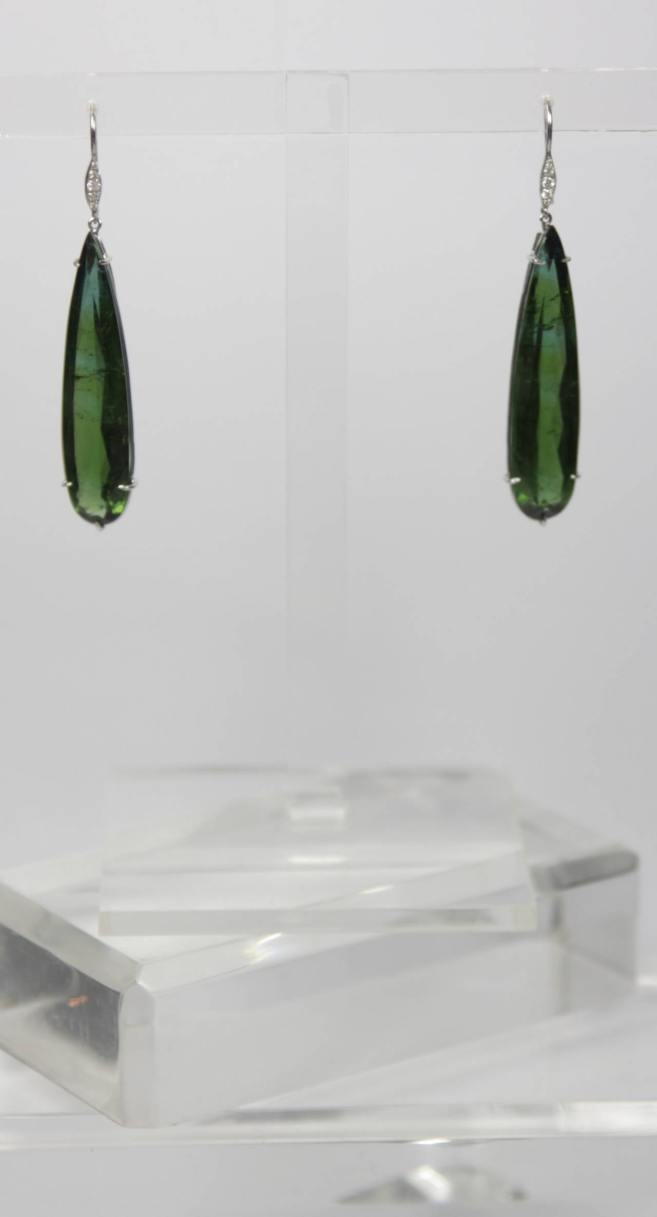 Green Tourmaline Gold Pear Shaped Drop Earrings In Excellent Condition In Los Angeles, CA