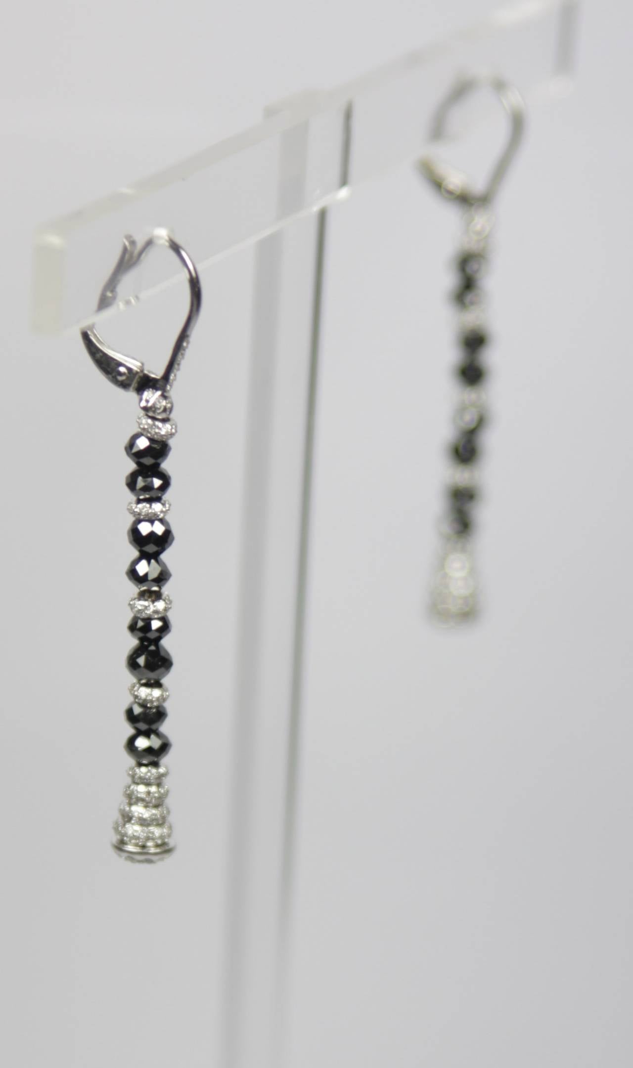 Black and White Diamond Gold Dangle Earrings In Excellent Condition For Sale In Los Angeles, CA