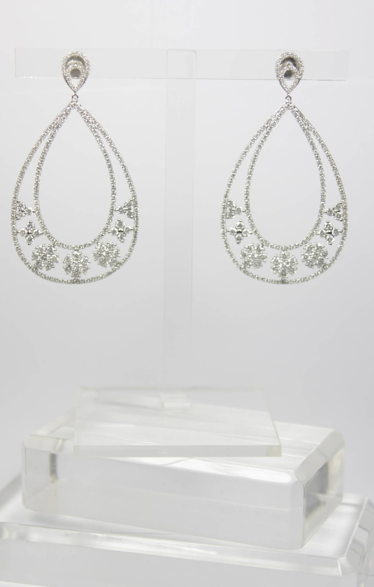 Diamant-Gold-Tropfen-Ohrringe mit Blumenanhänger im Zustand „Hervorragend“ im Angebot in Los Angeles, CA