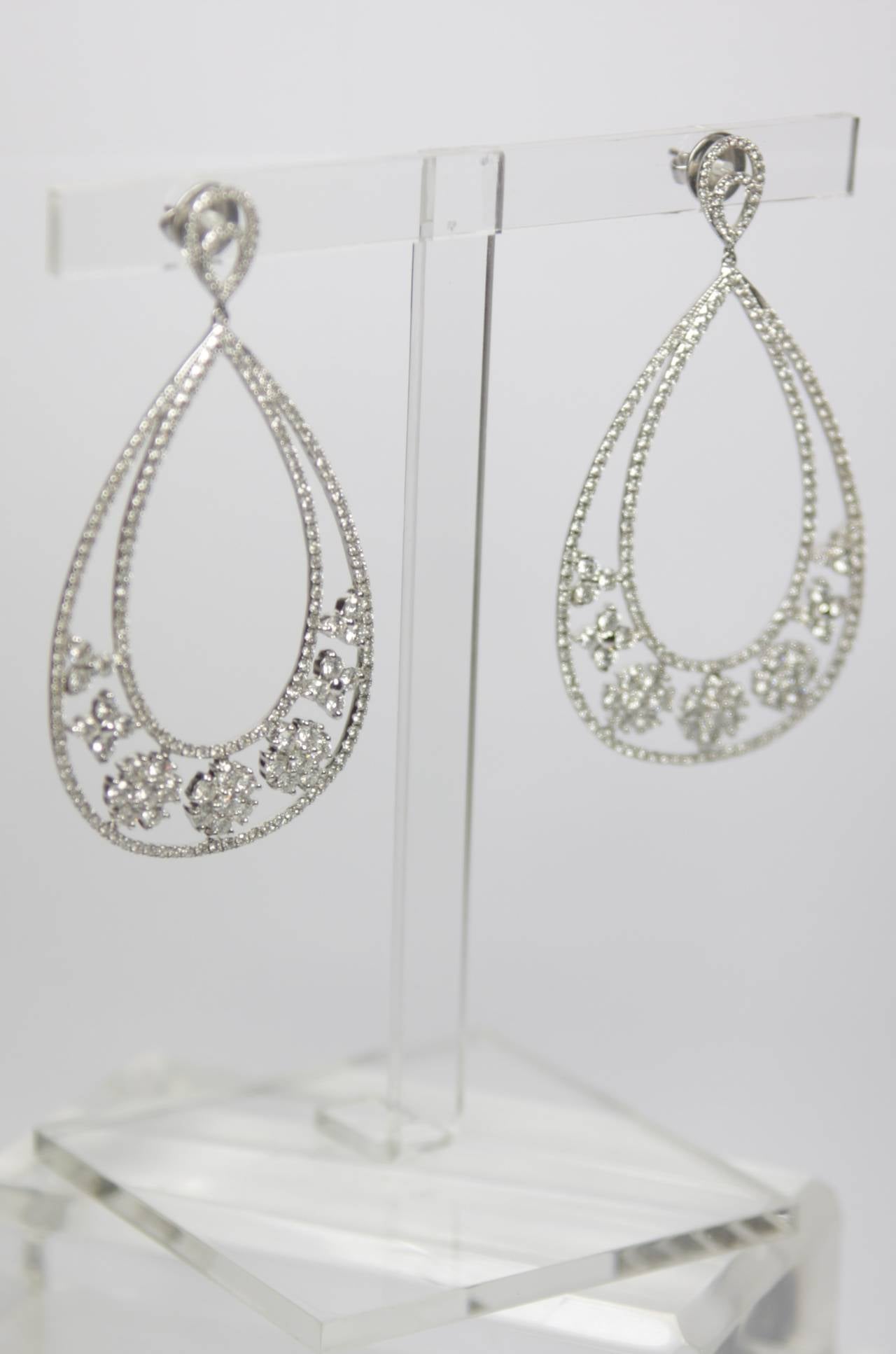 Diamant-Gold-Tropfen-Ohrringe mit Blumenanhänger Damen im Angebot