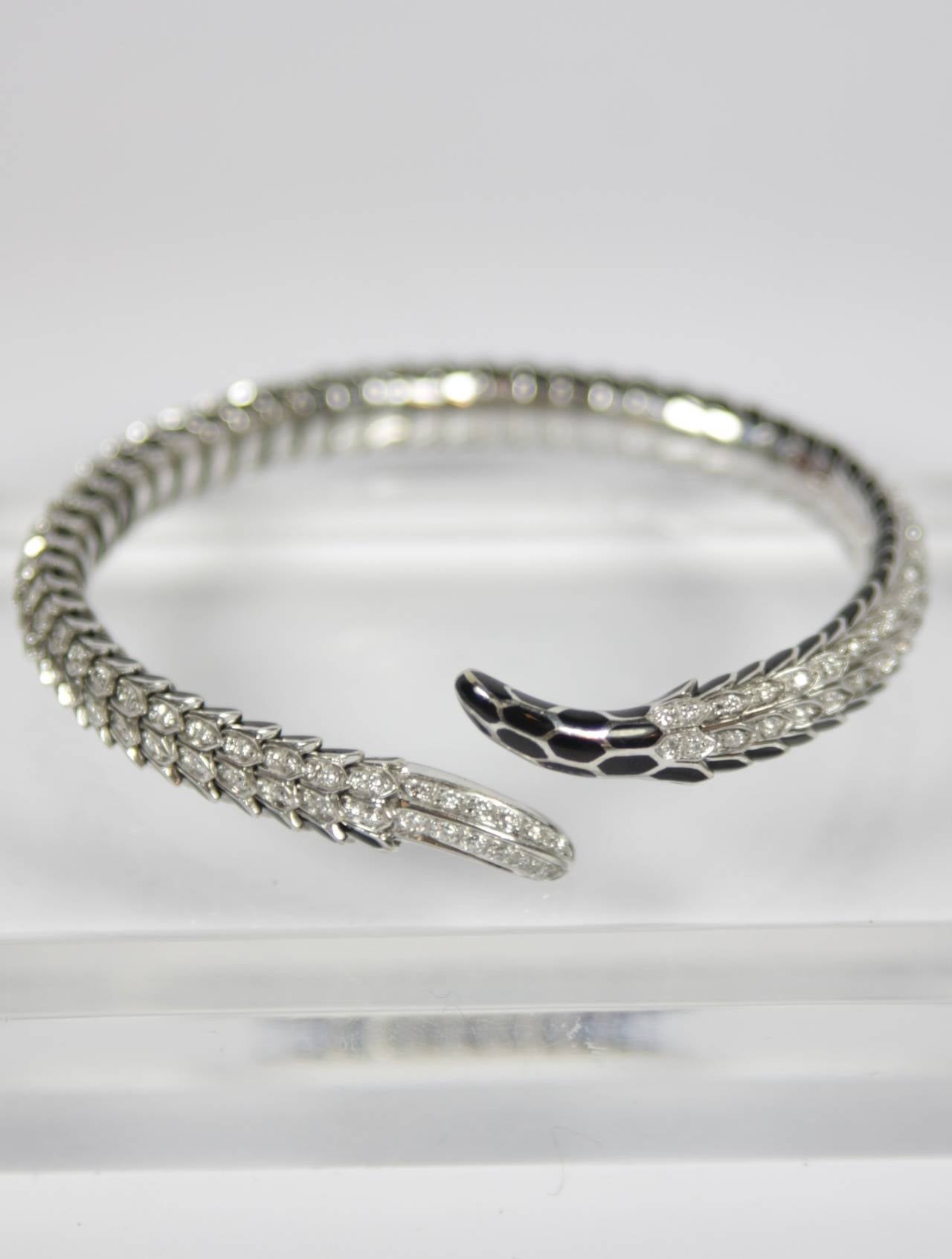This Roberto Coin bracelet is composed of 18kt white gold and features pave diamonds. In excellent condition. A stunning piece with a small ruby interior accent.

Specs: 
18 KT White Gold 39.6 Approximate Grams
Diamonds: Approximately 228