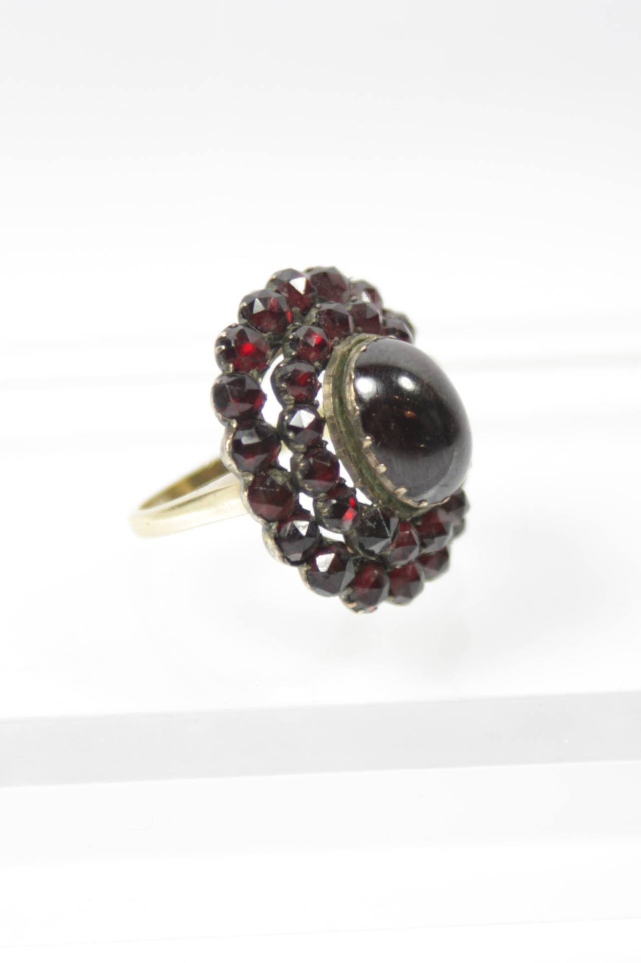 Cabochon Cut Garnet Gold Ring In Excellent Condition In Los Angeles, CA