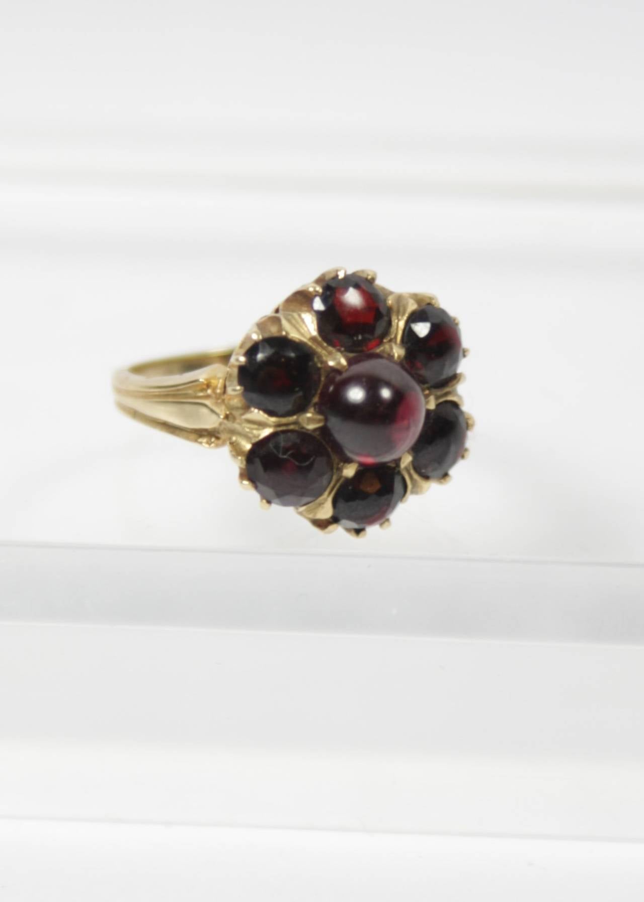  Gold 7 Cabochon Garnet Cluster Ring In Excellent Condition In Los Angeles, CA