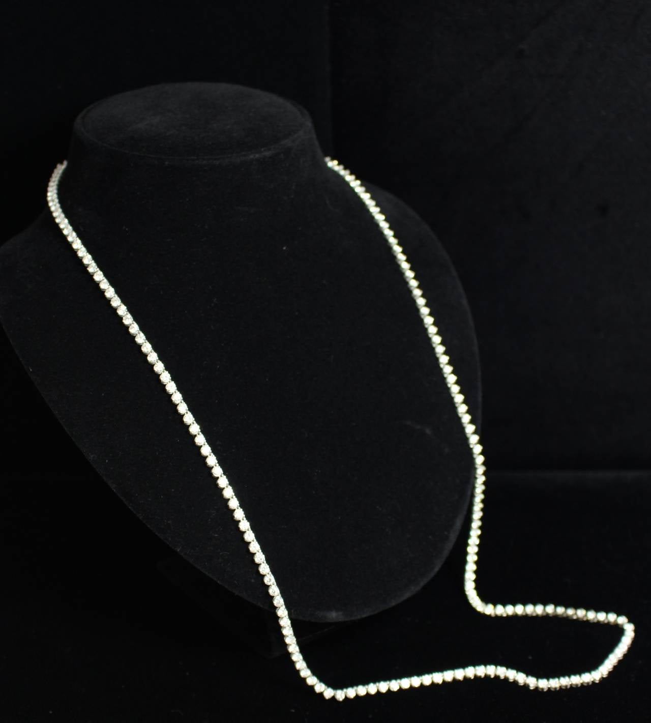 Opera Length White Gold Necklace with 25 Carats 196 Round Brilliant Diamonds In Excellent Condition In Los Angeles, CA