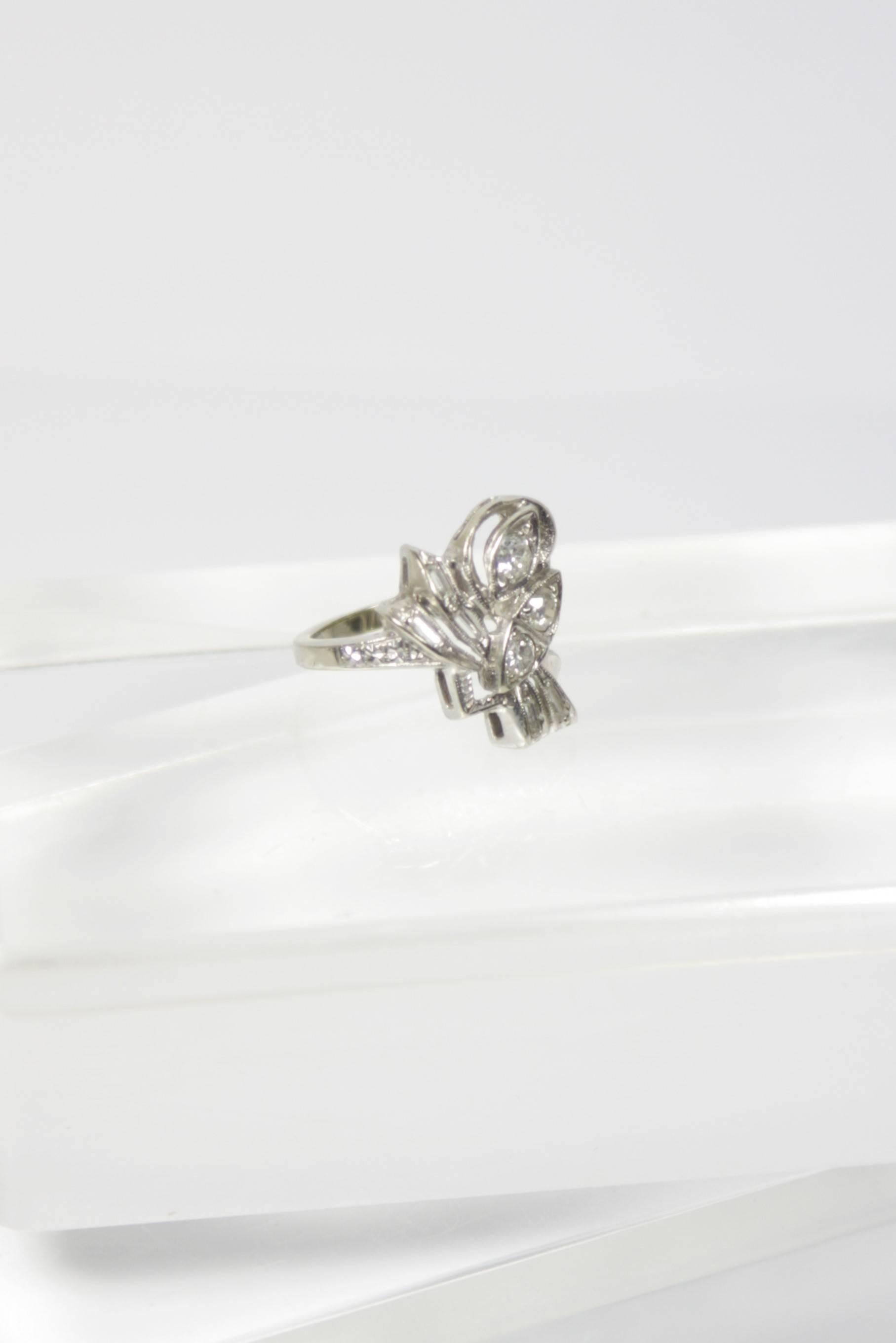 Bague nœud papillon en or blanc et diamants  Excellent état - En vente à Los Angeles, CA