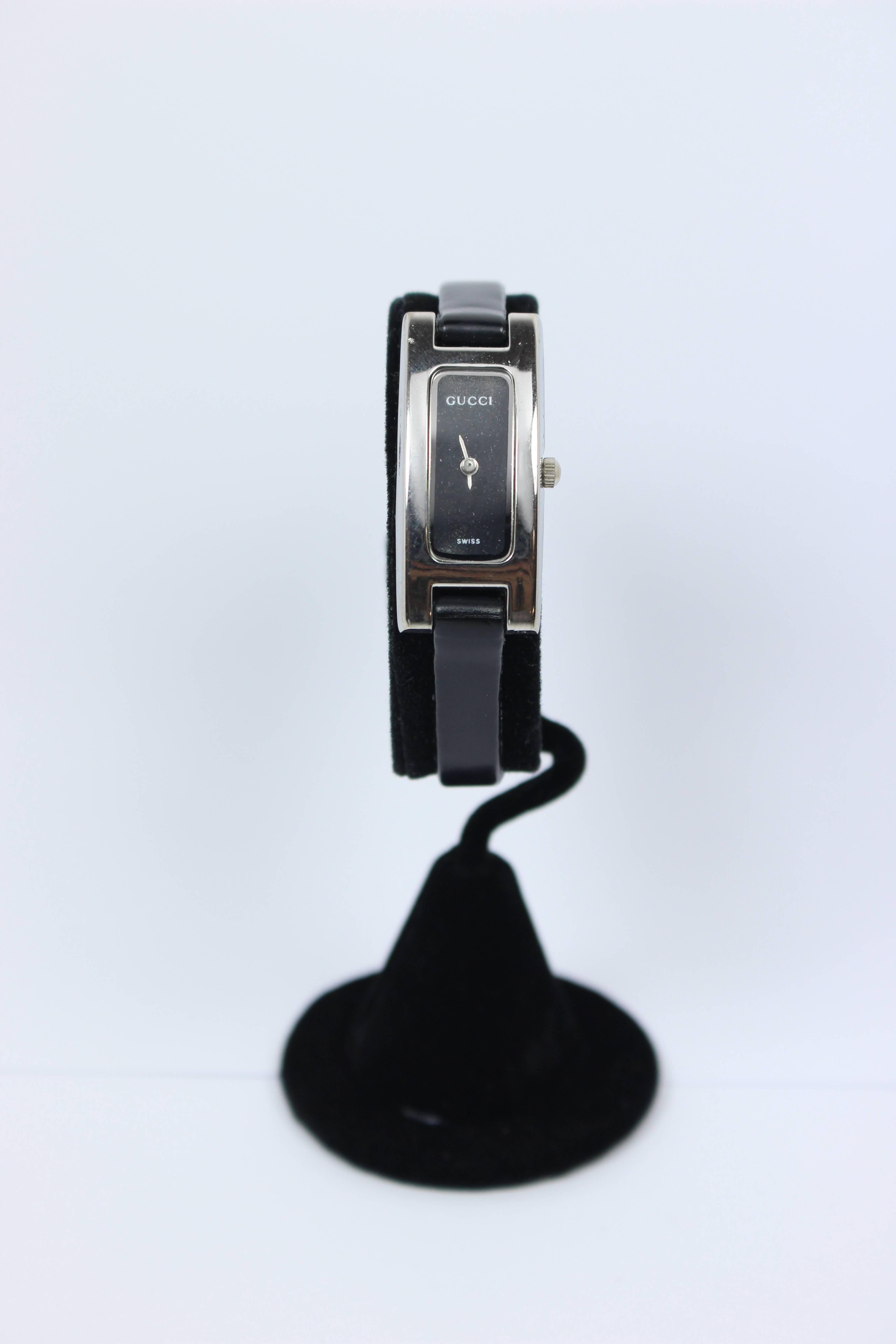 This watch features a silver hue metal face and black leather strap. In excellent vintage condition.
 
Length: 5.5" - 6 7/8"
Width: 9/16" at widest