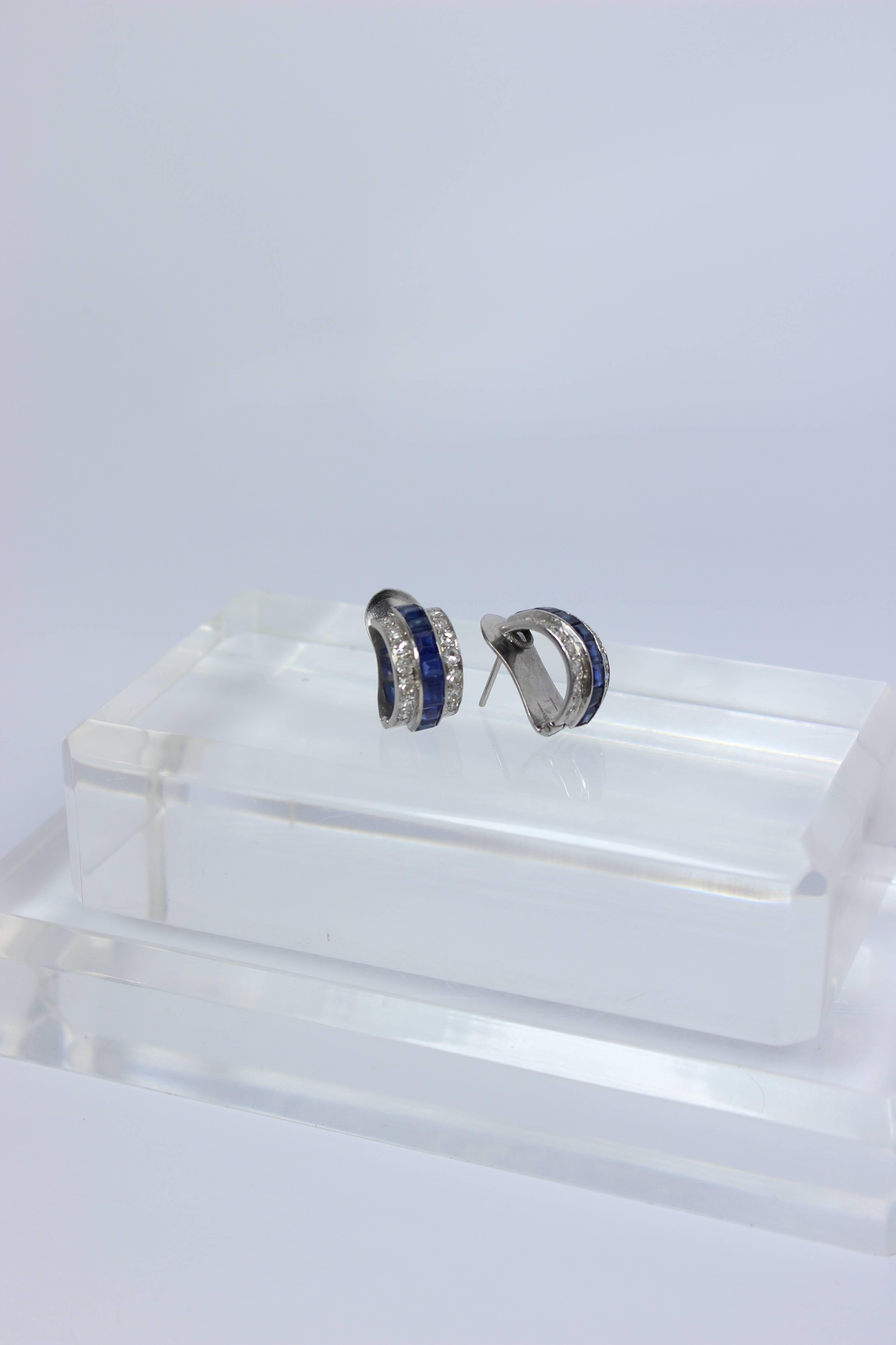 Goldohrringe mit blauem Saphir im Smaragdschliff und Diamanten  für Damen oder Herren im Angebot