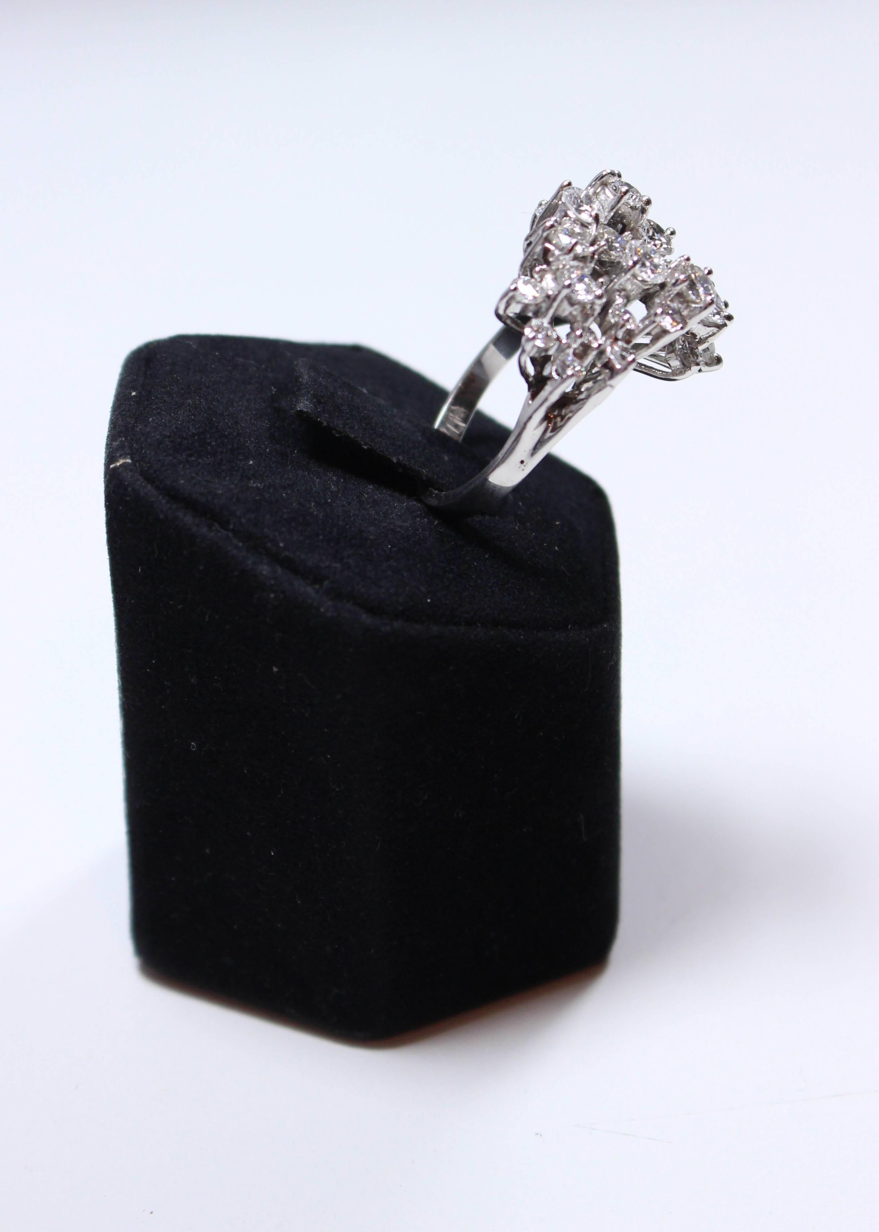 Cascade 3,0 Karat Diamanten Gold Cluster-Ring Damen im Angebot