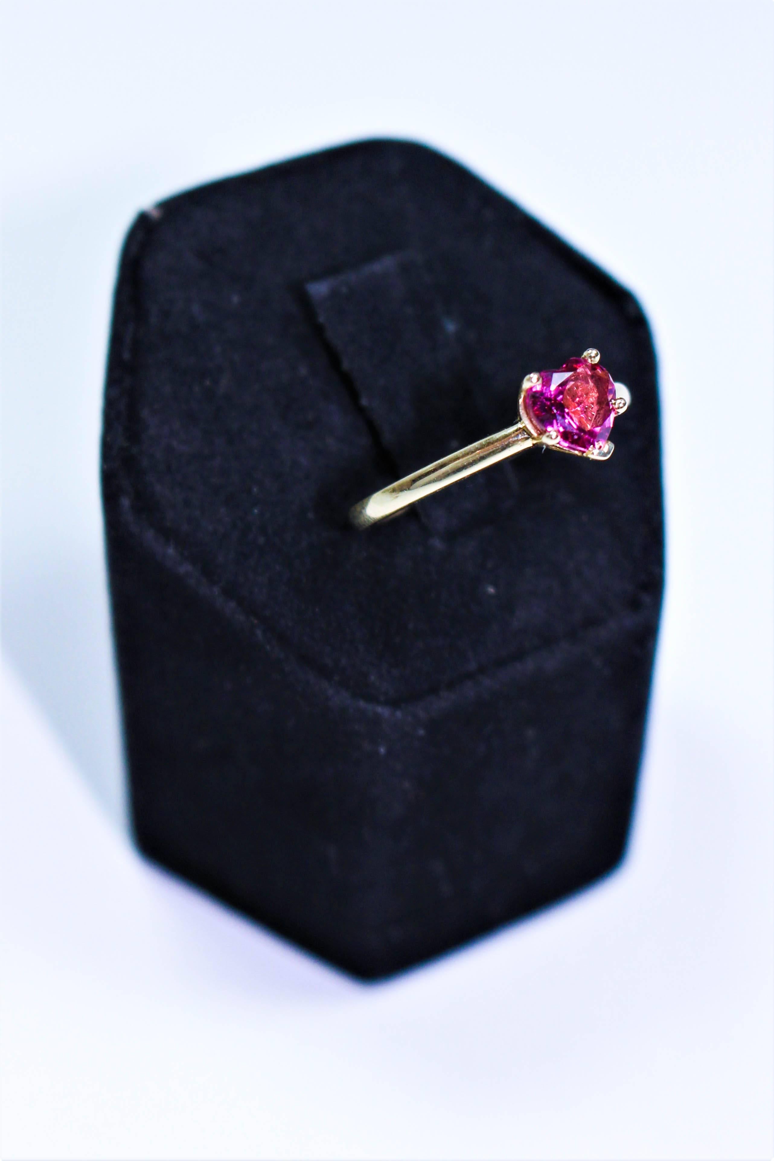 Classic Pink Tourmaline Gold Heart Ring  In Excellent Condition For Sale In Los Angeles, CA