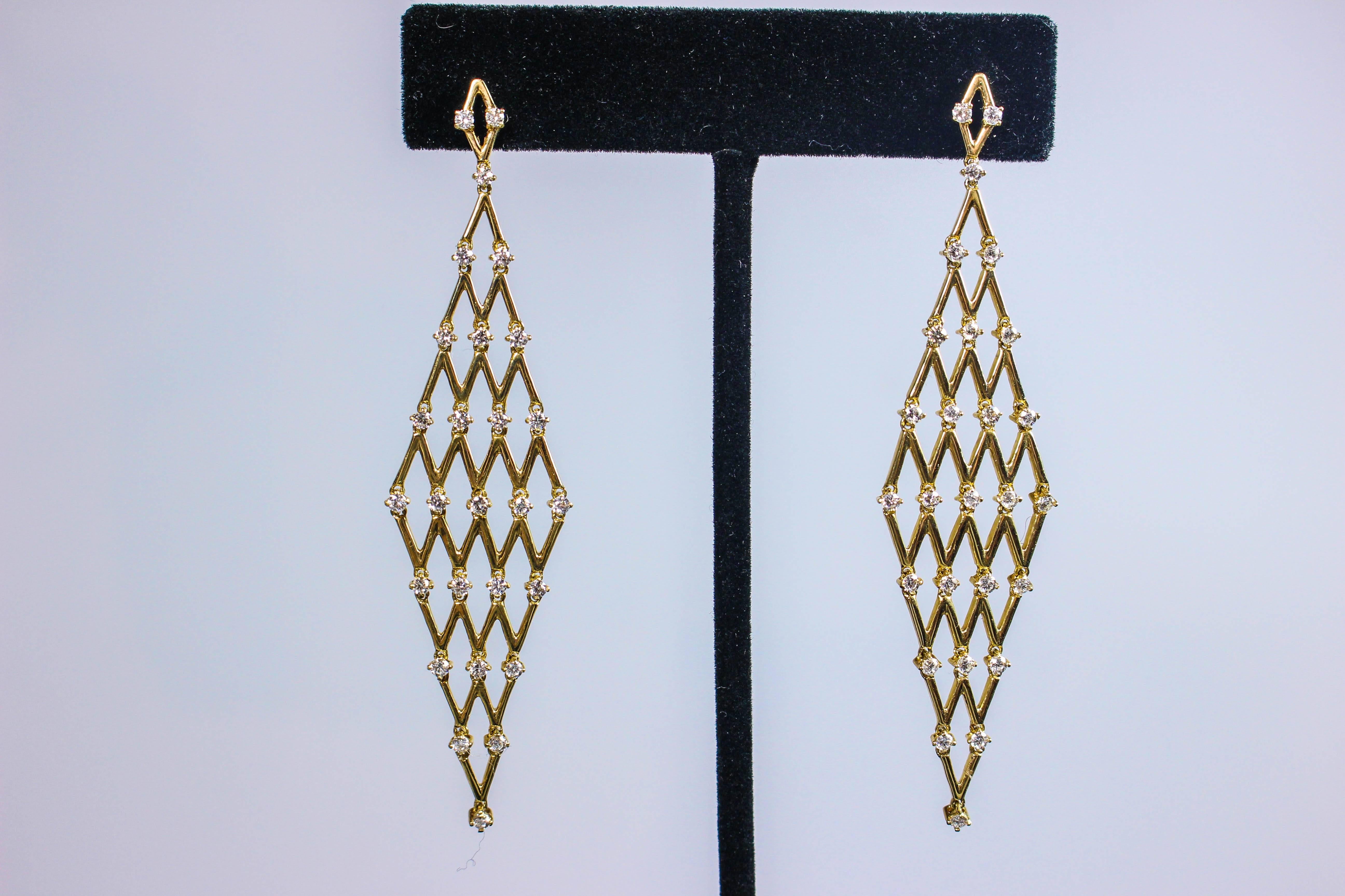 Yellow Gold and Diamond Mesh Dangle Earrings In Excellent Condition For Sale In Los Angeles, CA