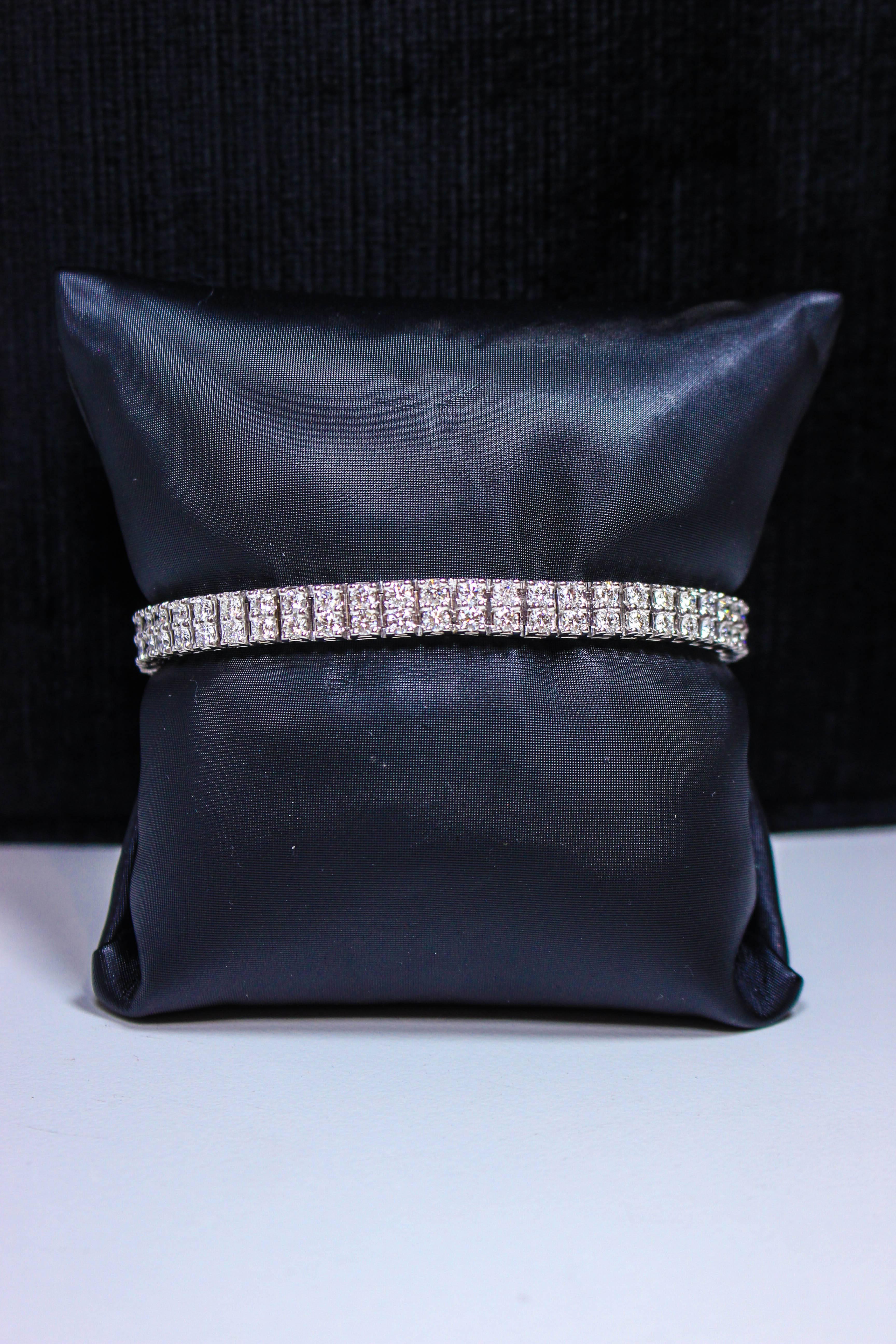 Ce bracelet est composé d'or blanc de 14kt, présente un beau style à double couche avec des diamants de taille ronde et un poids total approximatif de 7,84 carats. Un merveilleux style classique. En parfait état.

N'hésitez pas à poser toutes vos