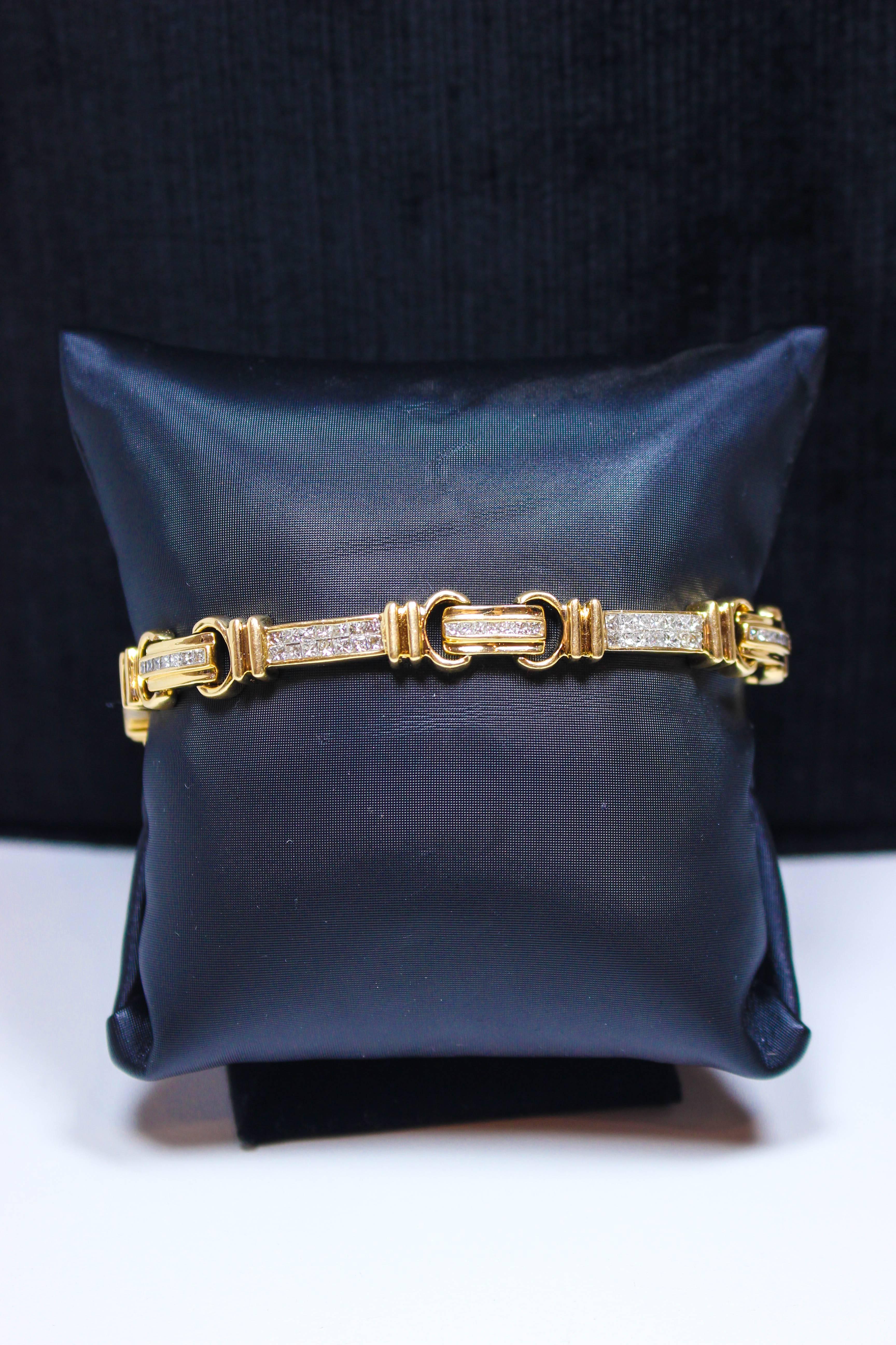 This bracelet is composed of 14kt white and yellow gold with square cut diamonds. Unisex featuring a clasp closure. Specs below. In excellent condition.

Please feel free to ask any questions you may have, we are happy to assist. 

Specs:
14 KT