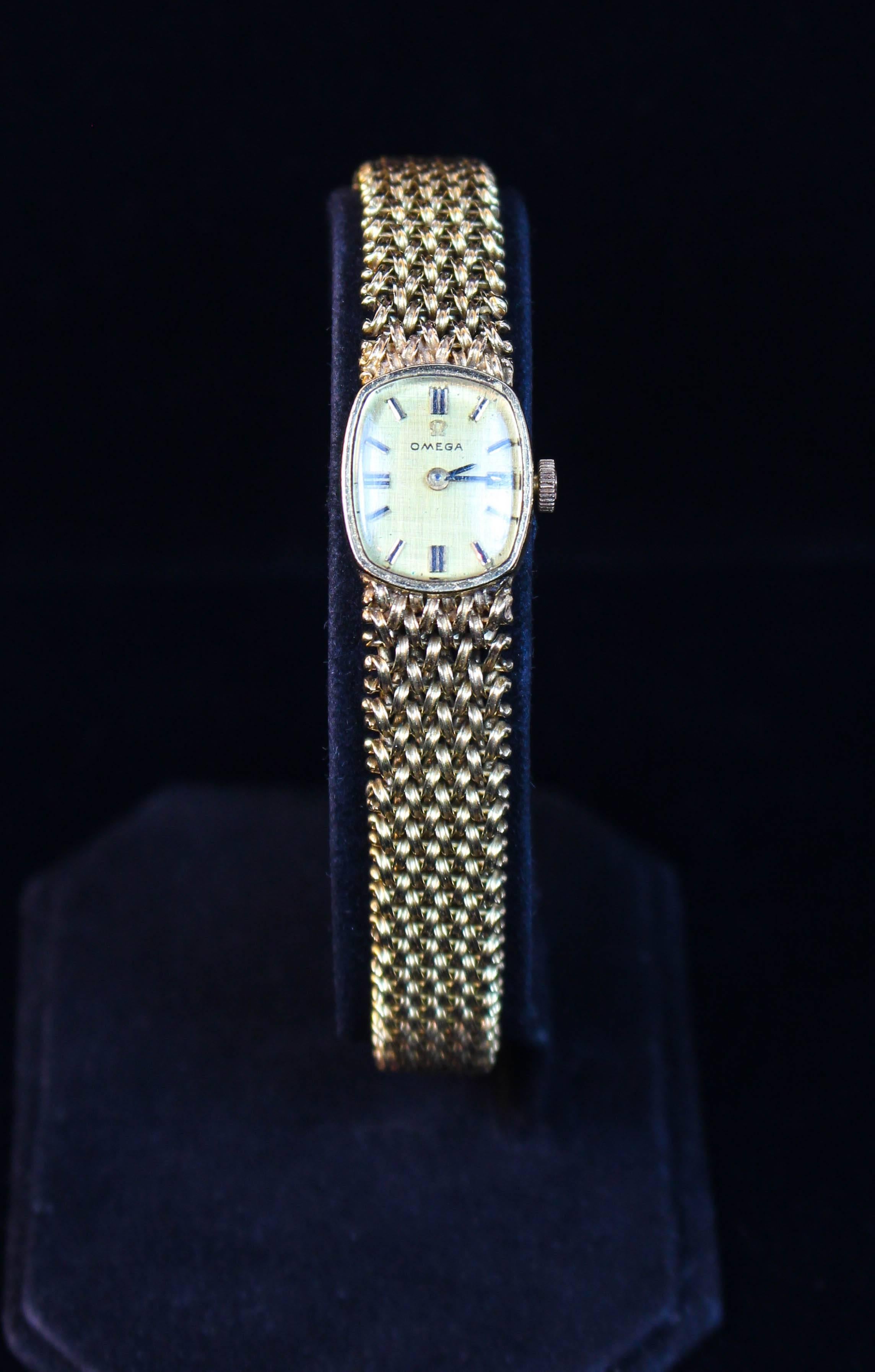 This Omega watch is composed of 14 KT yellow gold. Features woven patterned straps. A beautiful classic design, with an adjustable closure. In excellent condition.
Vintage Circa 1978

Please feel free to ask any questions you may have, we are happy