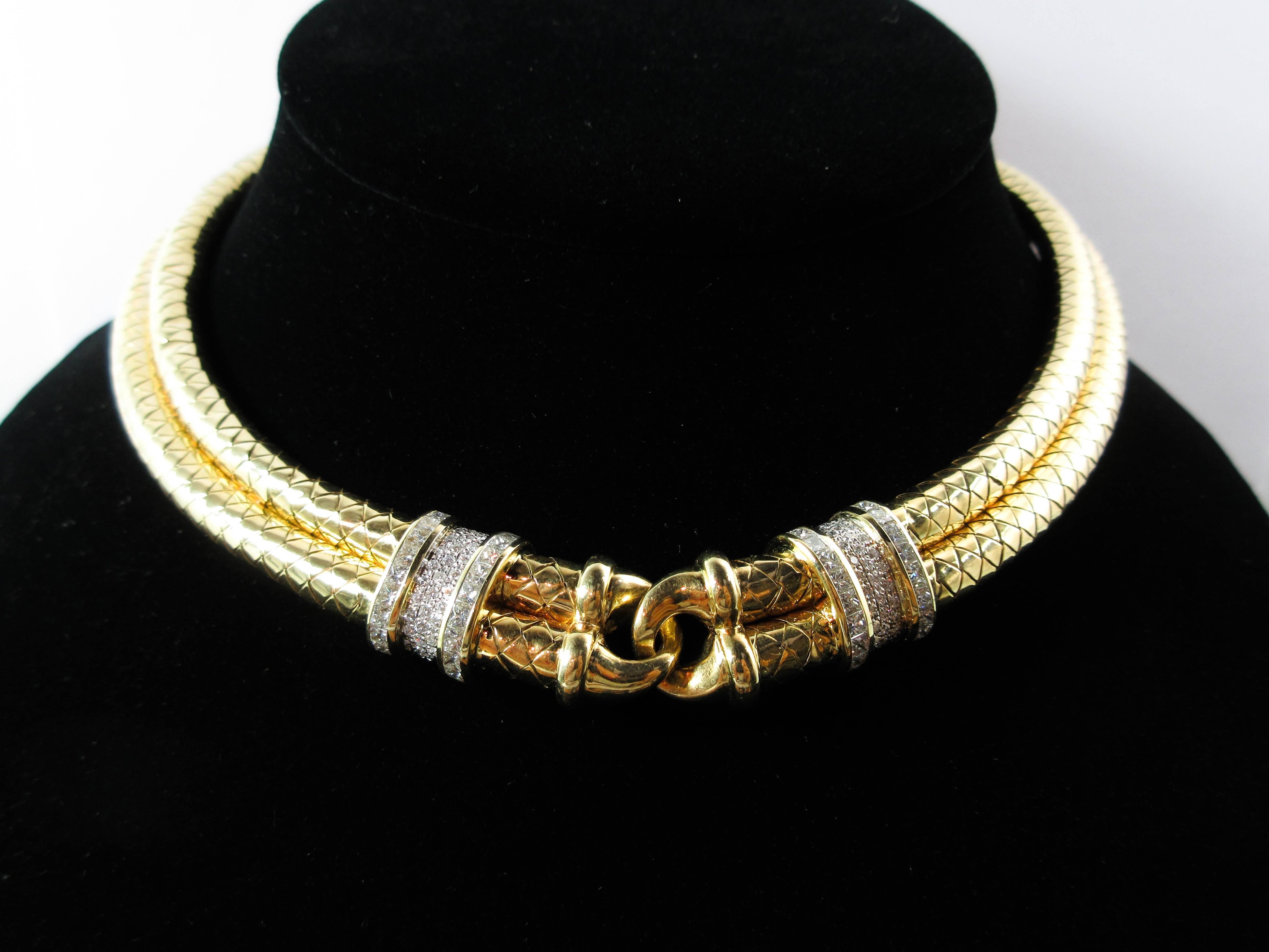 This necklace is composed of 18KT yellow gold with diamond accents. Features a stunning column design. In excellent condition.

Please feel free to ask any questions you may have, we are happy to assist. 

Specs:
18KT Yellow Gold
Approximately 5.01