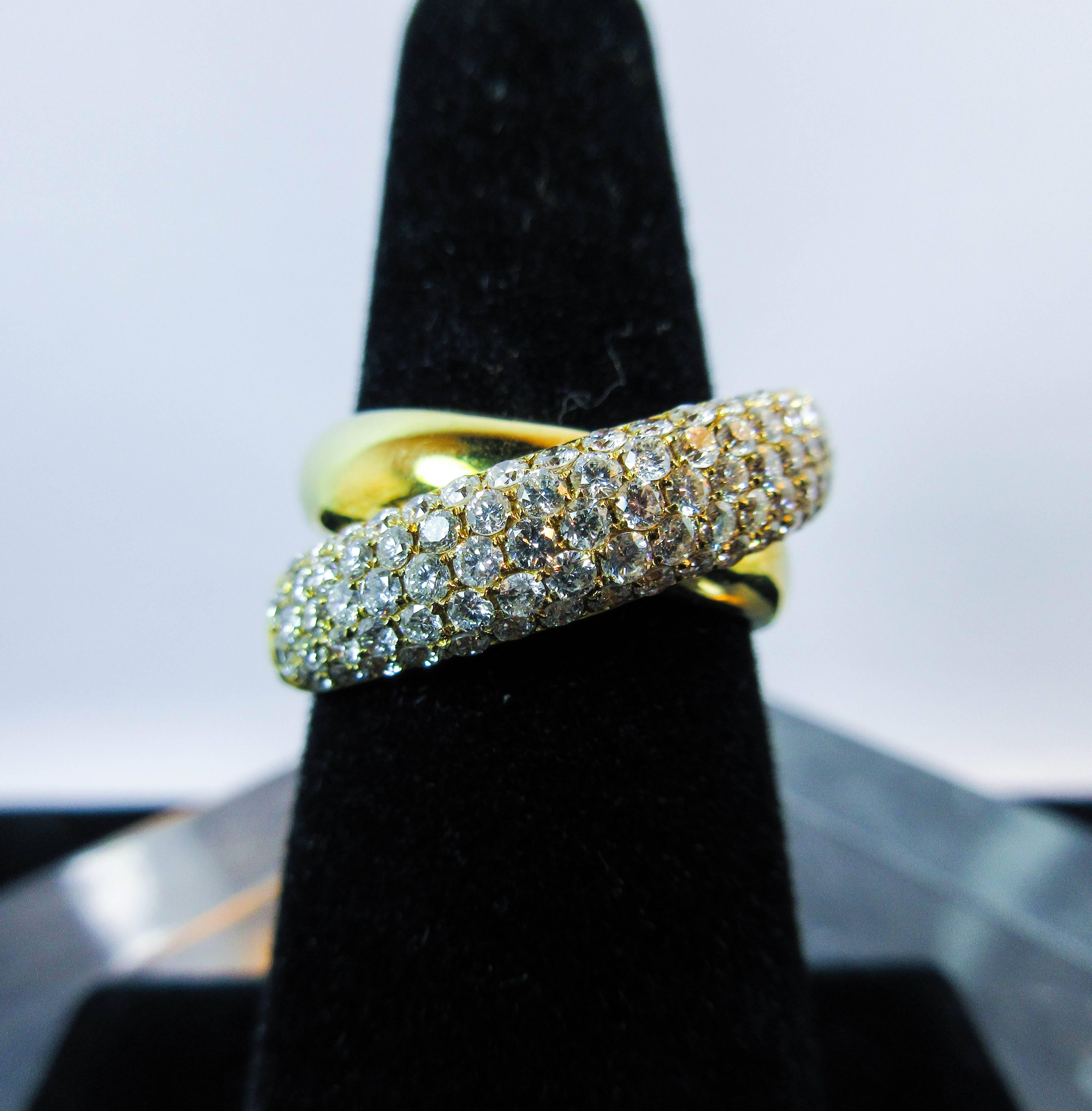 This ring is composed of 18kt yellow gold and features a stunning criss cross design with white pave diamonds. In excellent condition.

Please feel free to ask any questions you may have, we are happy to assist. 

Specs:
18KT Yellow Gold
82- Pave