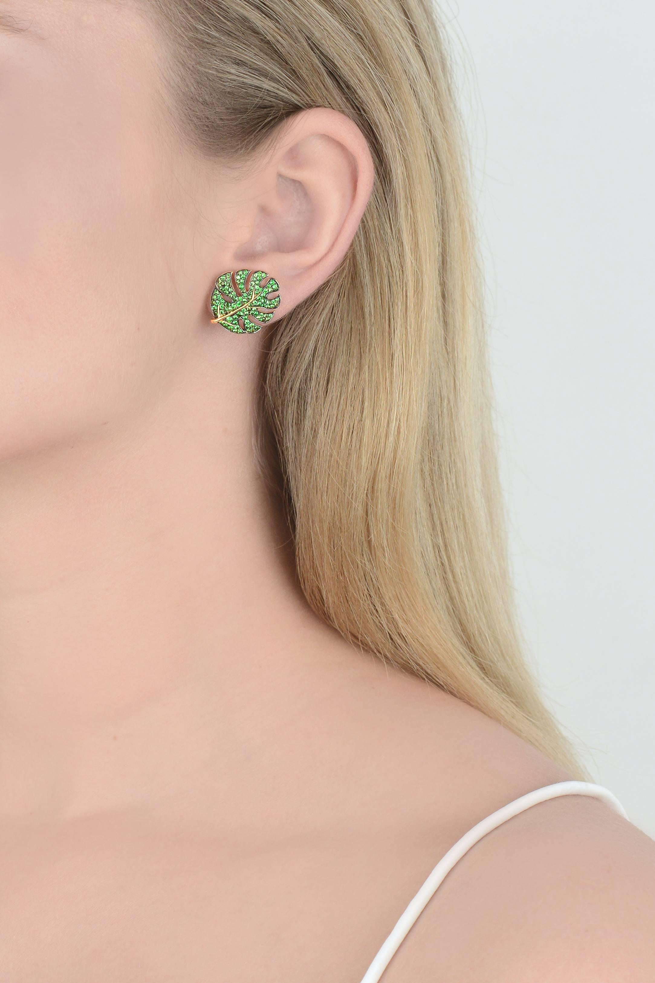 Earring in gold 18 carats 3,2 grammes Tsavorites 0,95ct 
Palm Leaf shape
Alpa system
Sold as a Single Earring 