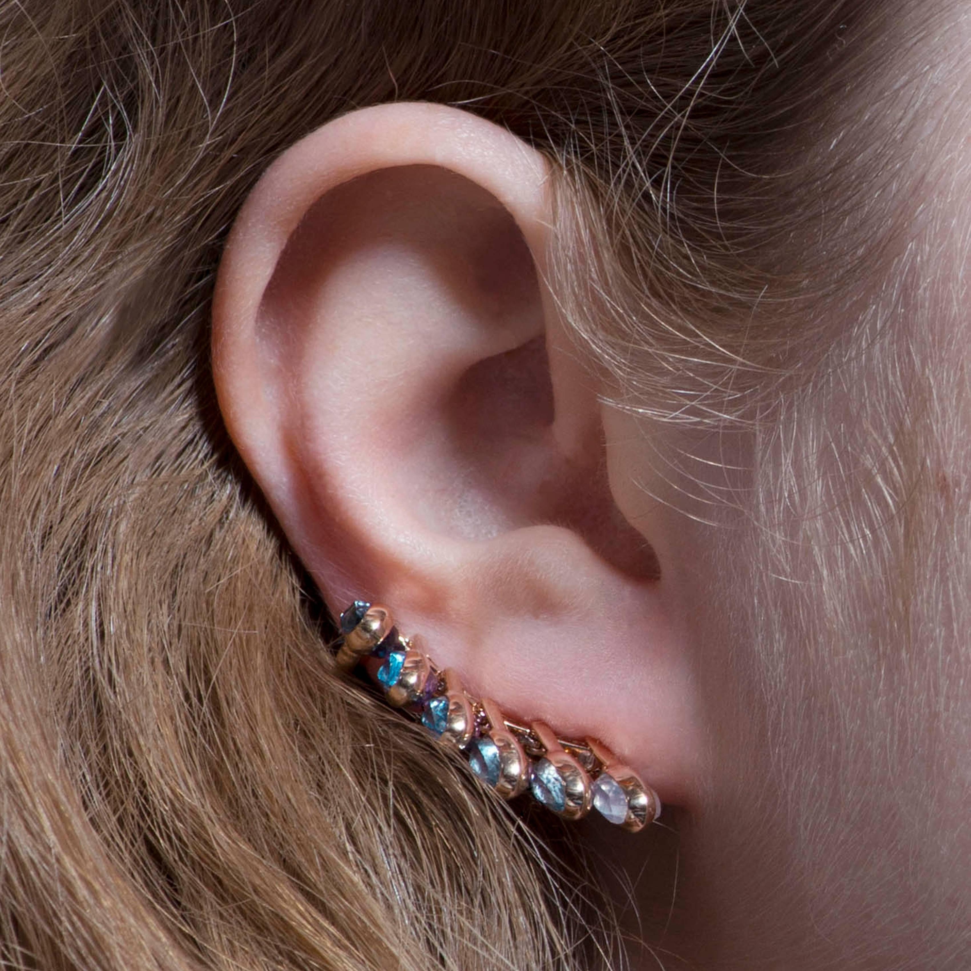 This Single Earring is from Marie Mas' Swinging Stones collection. 
It can be worn by pierced and non pierced ears, thanks to its double clip system. 
All the stones are set back to back and articulated. On one side, there is a shade of blue and on