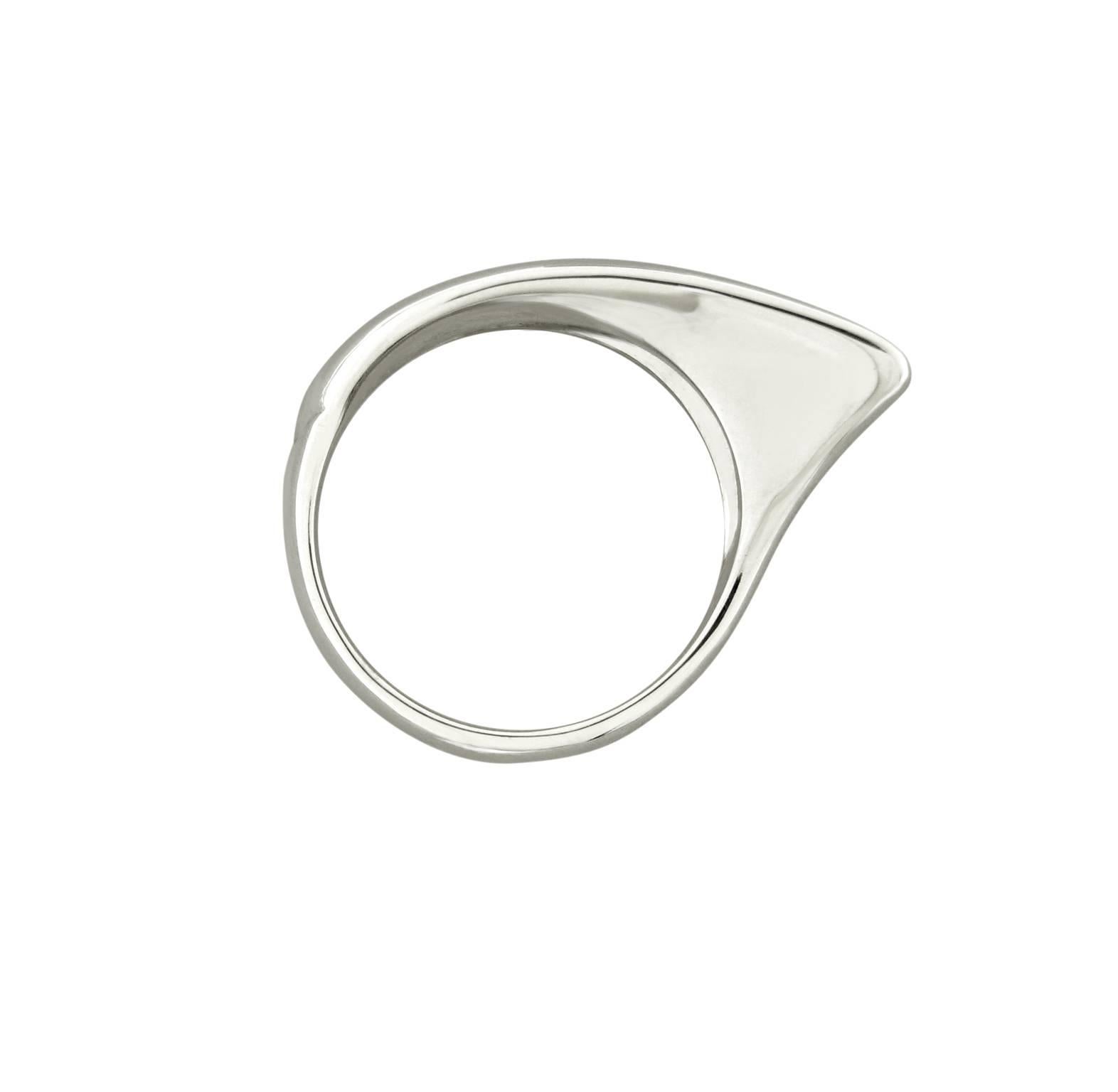 Timeless contemporary sculptured band ring in 18k white gold. The ring features a slim, wing-shaped, ergonomical design originally conceived for the right hand, and 4 sparkling round brilliant cut diamonds of total 0.25ct.
Ring size 6.5, EU
