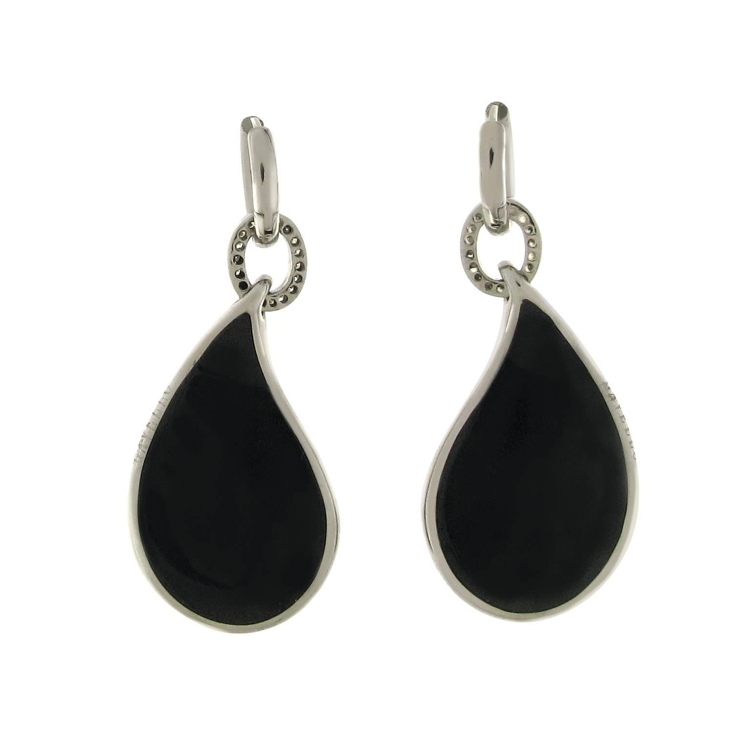 Timeless contemporary evil-eye sculptured dangle earrings in 18k white gold. The jewels feature a black and white diamond and tanzanite pavé setting. Total diamond weight is 6.56ct. The earrings are lined with onyx essenza. Signed and hallmarked